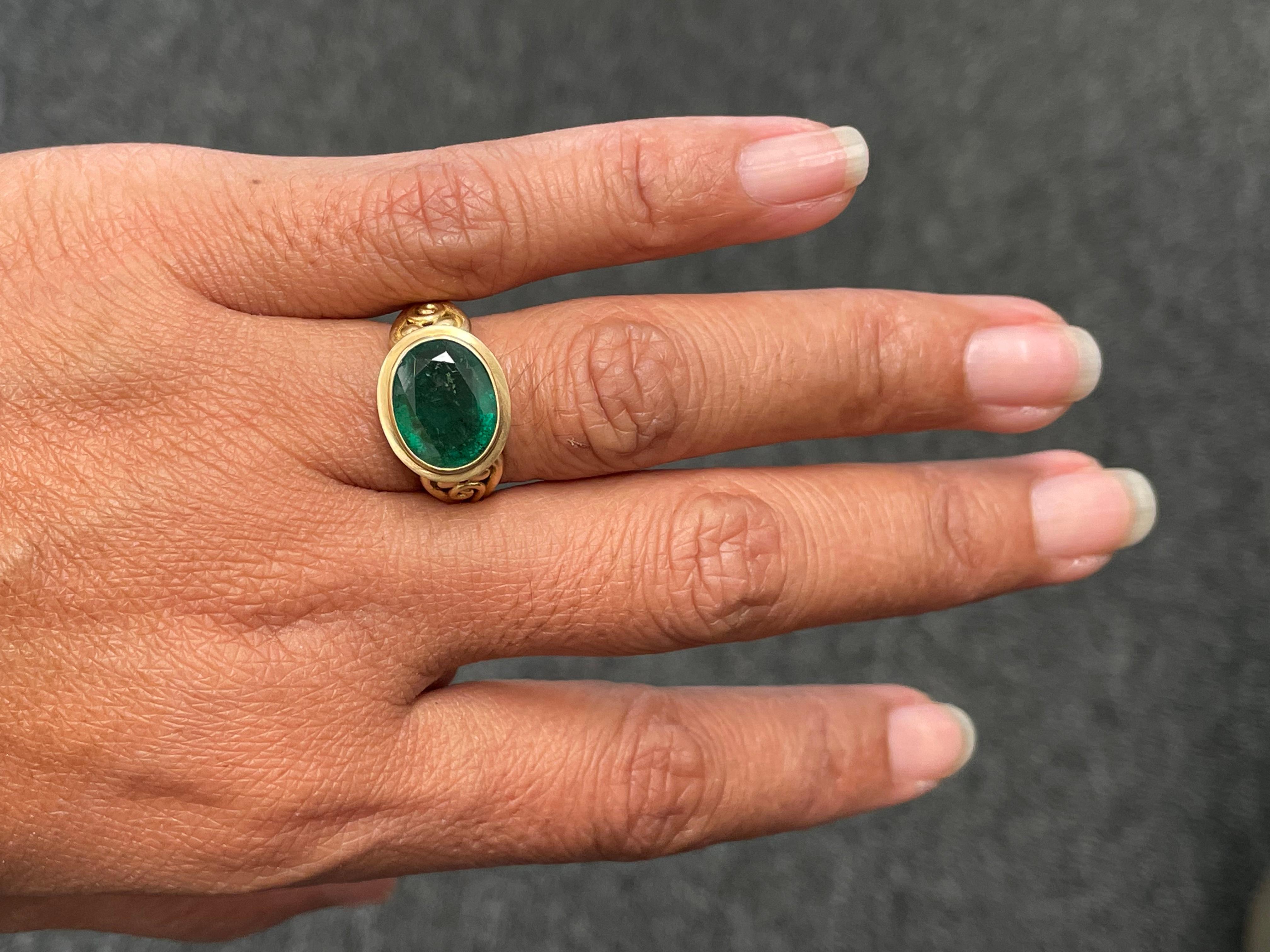Women's or Men's 4.2 Carats Oval Faceted Emerald 18k Gold Ring For Sale