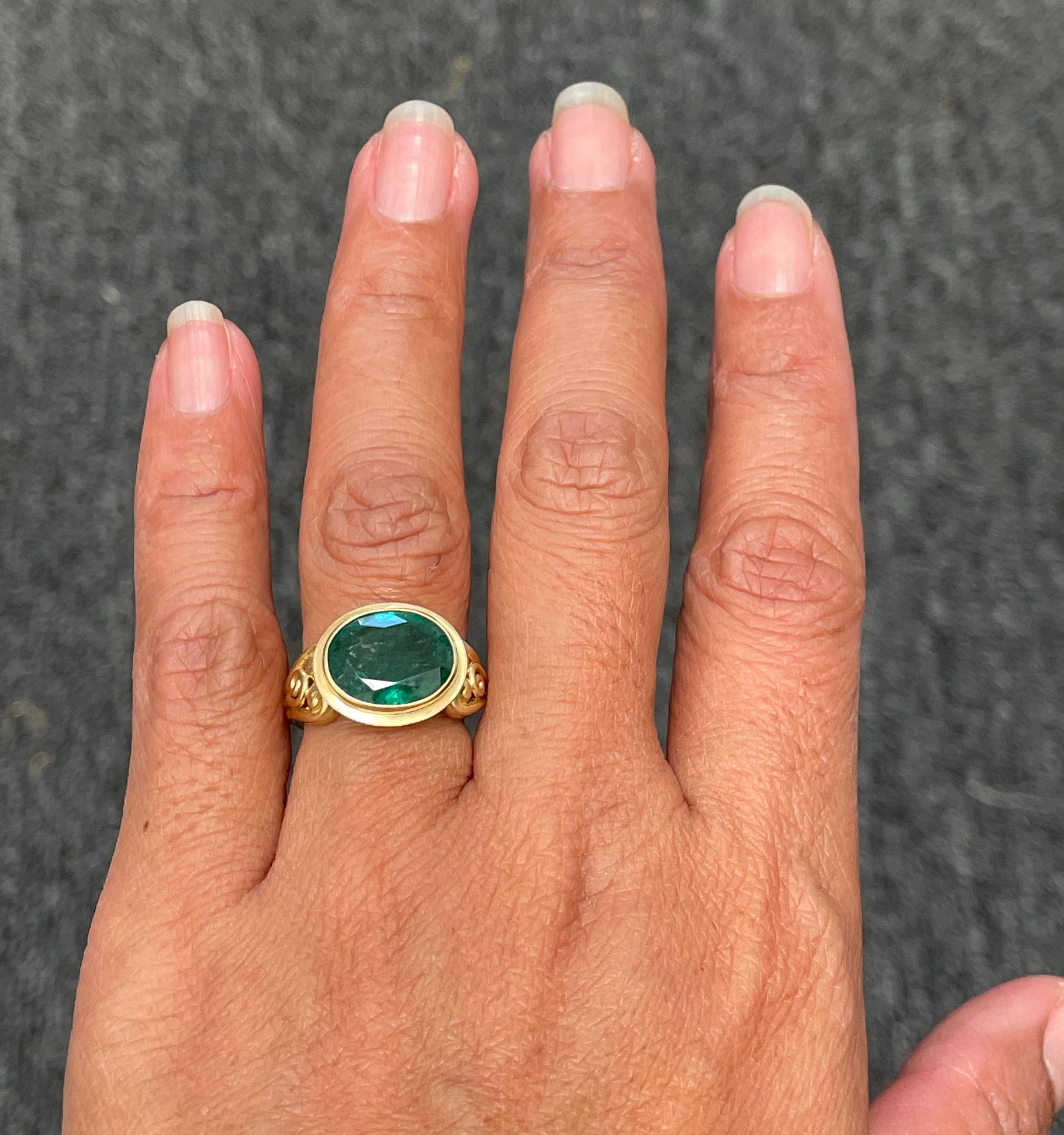 4.2 Carats Oval Faceted Emerald 18k Gold Ring For Sale 1