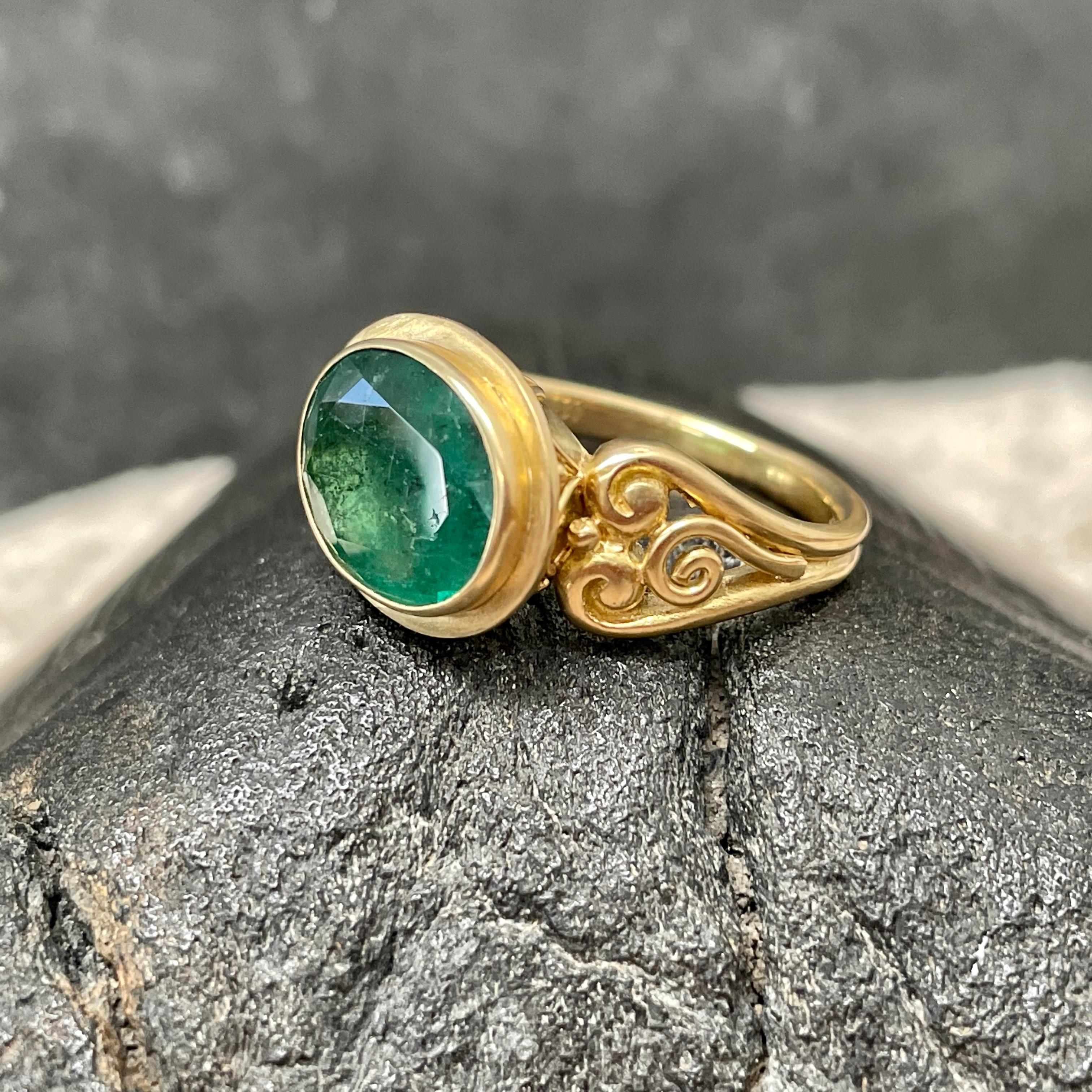 Steven Battelle 4.2 Carats Oval Faceted Emerald 18K Gold Ring For Sale 2
