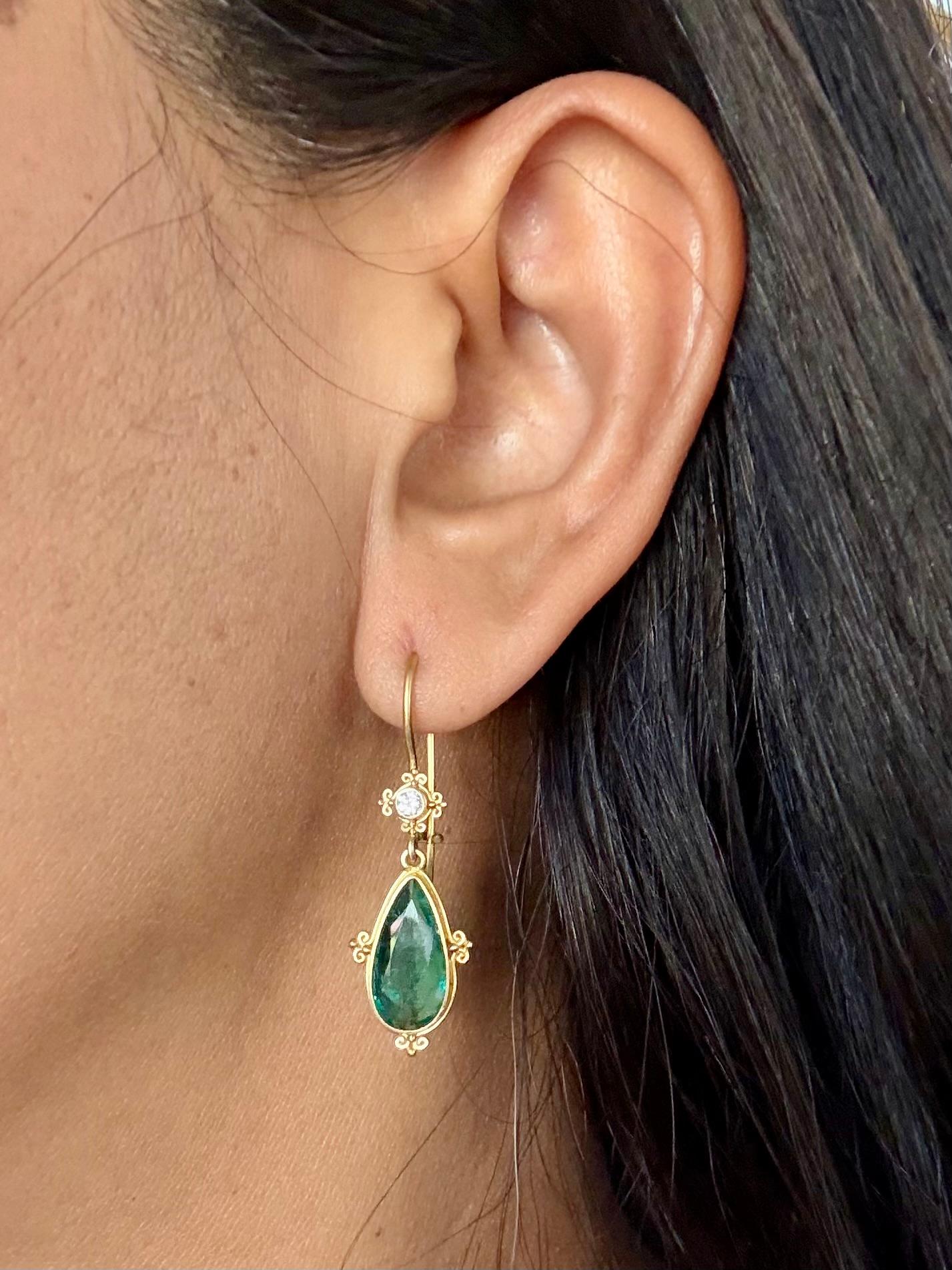 Steven Battelle 4.4 Carats Emerald Diamond 18K Gold Earrings For Sale 3