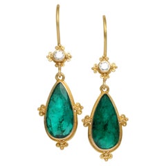 Boucles d'oreilles en or 18 carats Steven Battelle 4,4 carats diamant émeraude