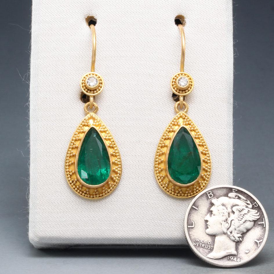 Contemporary Steven Battelle 4.4 Carats Emerald Diamond Granulated 22K Gold Earrings For Sale