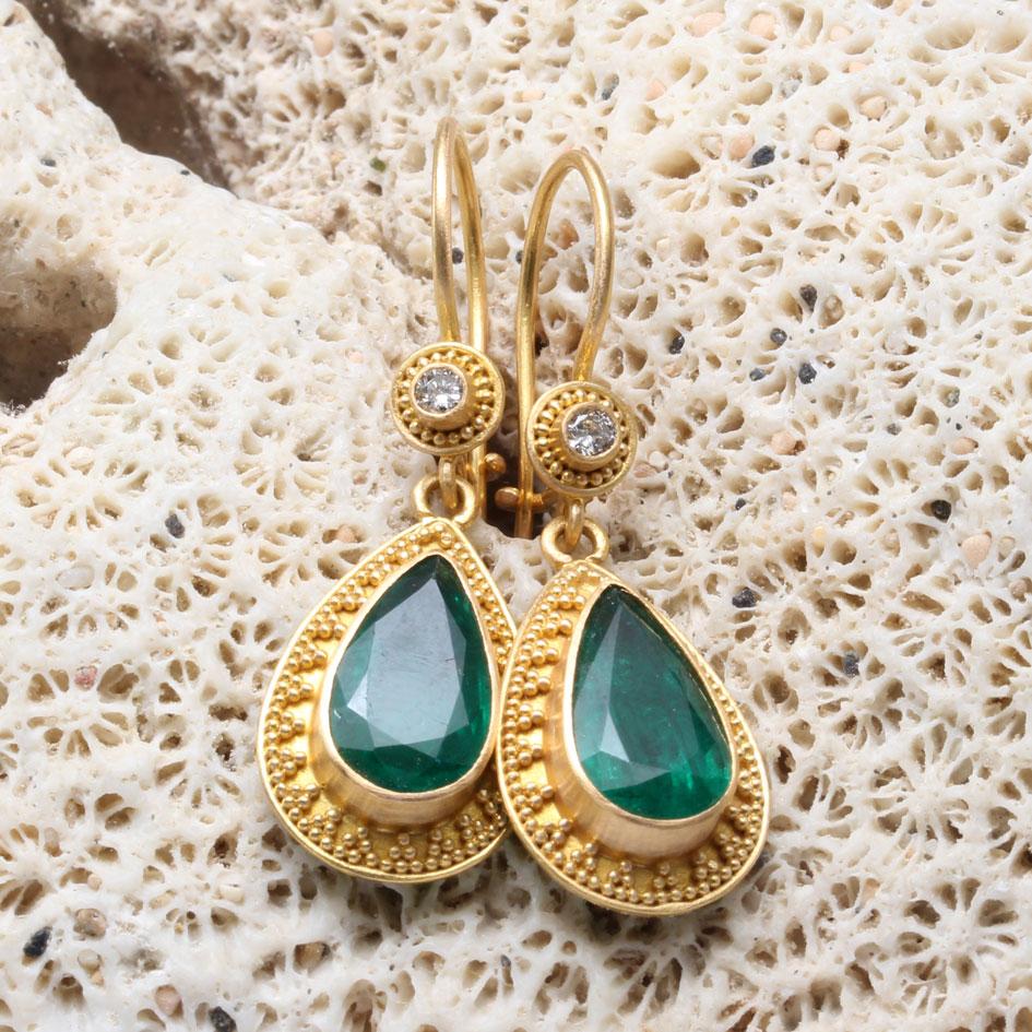 Steven Battelle 4.4 Carats Emerald Diamond Granulated 22K Gold Earrings In New Condition For Sale In Soquel, CA