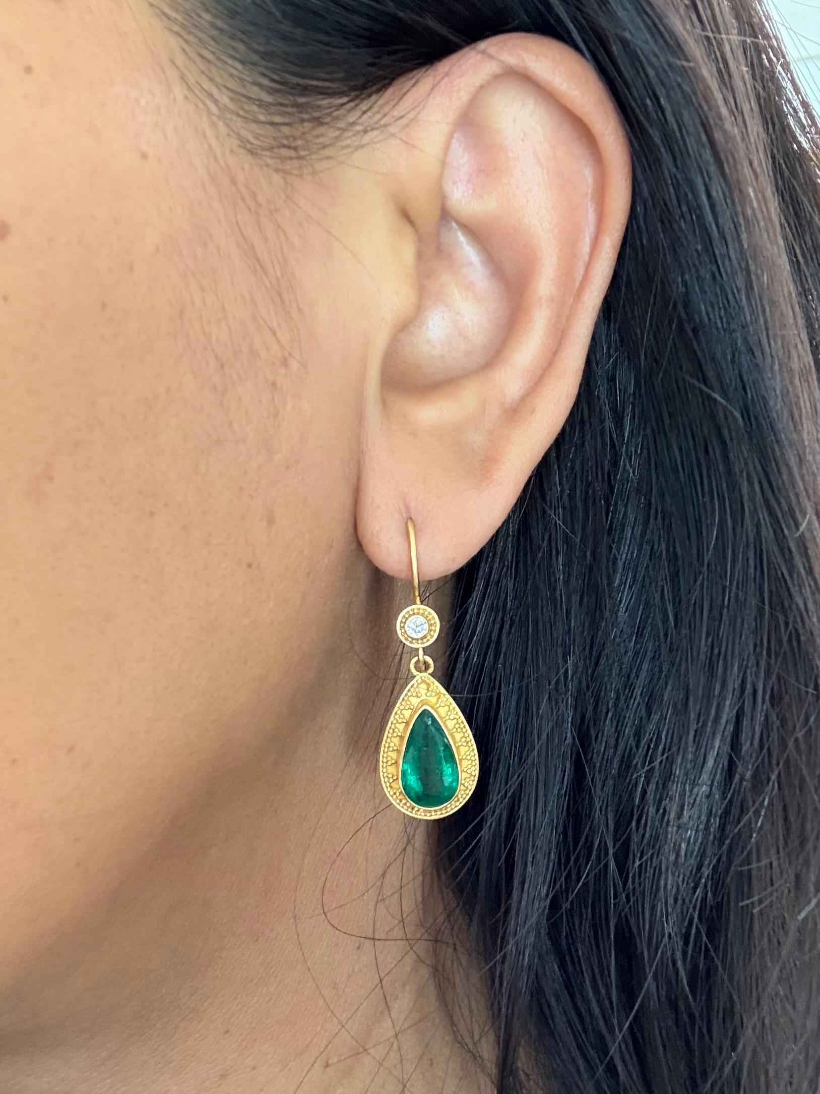 Steven Battelle, boucles d'oreilles en or 22 carats avec diamants et émeraudes de 4,4 carats en vente 1