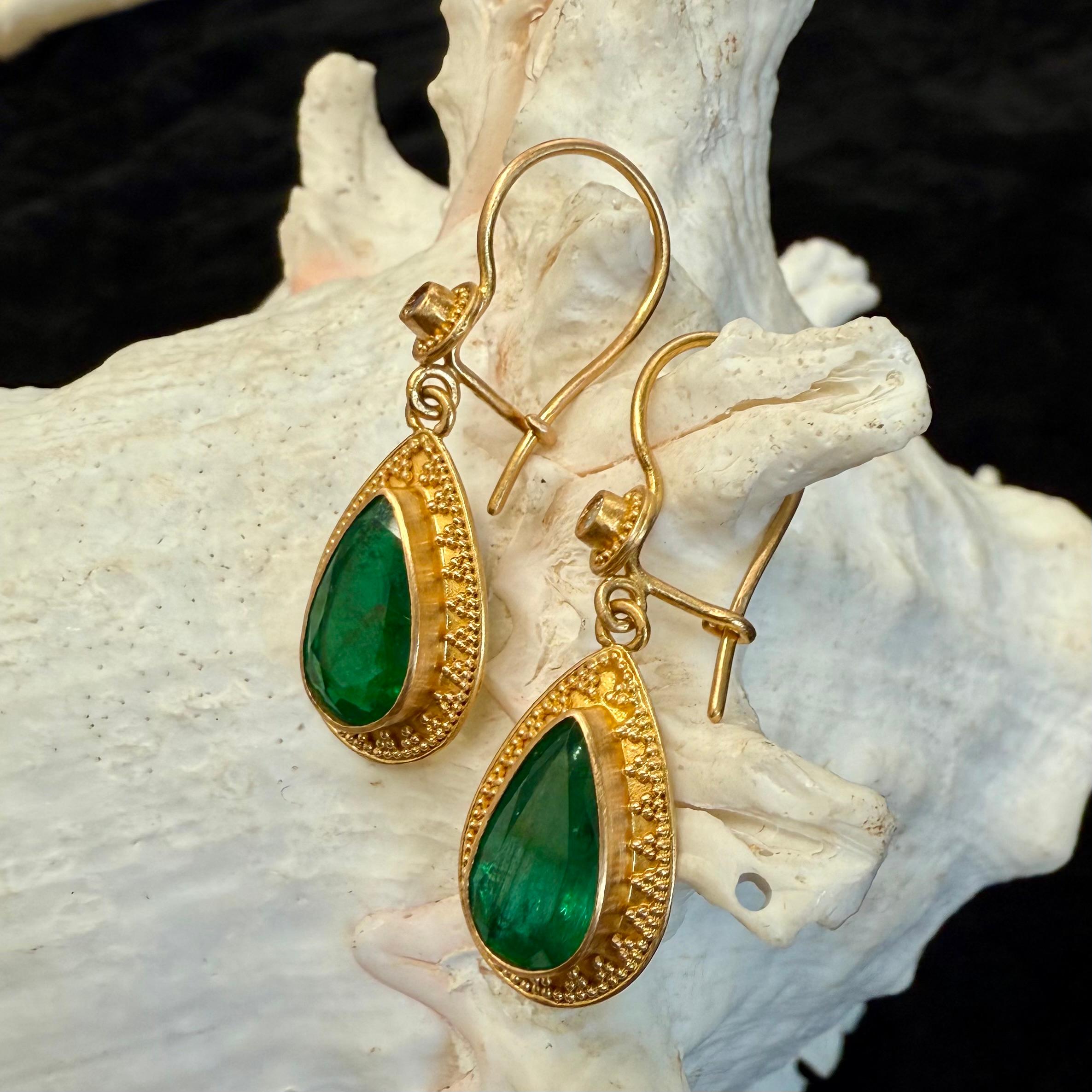Steven Battelle 4.4 Carats Emerald Diamond Granulated 22K Gold Earrings For Sale 2