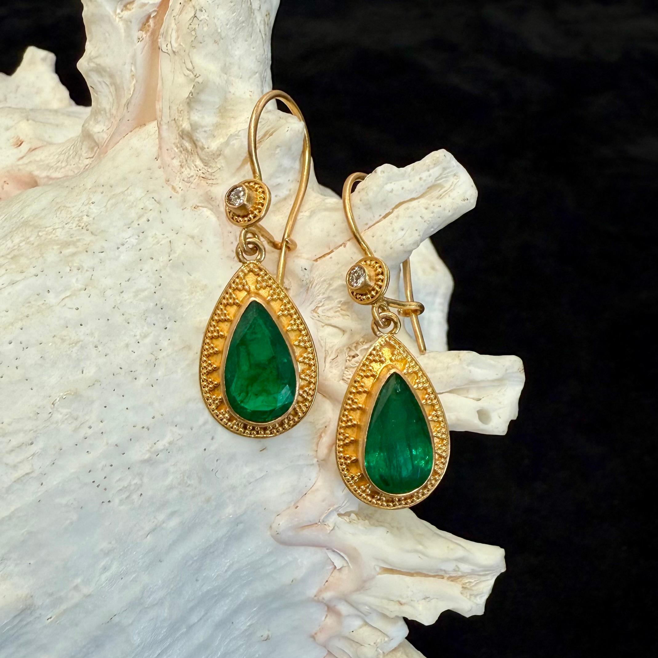 Steven Battelle 4.4 Carats Emerald Diamond Granulated 22K Gold Earrings For Sale 3