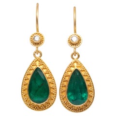 Steven Battelle, boucles d'oreilles en or 22 carats avec diamants et émeraudes de 4,4 carats