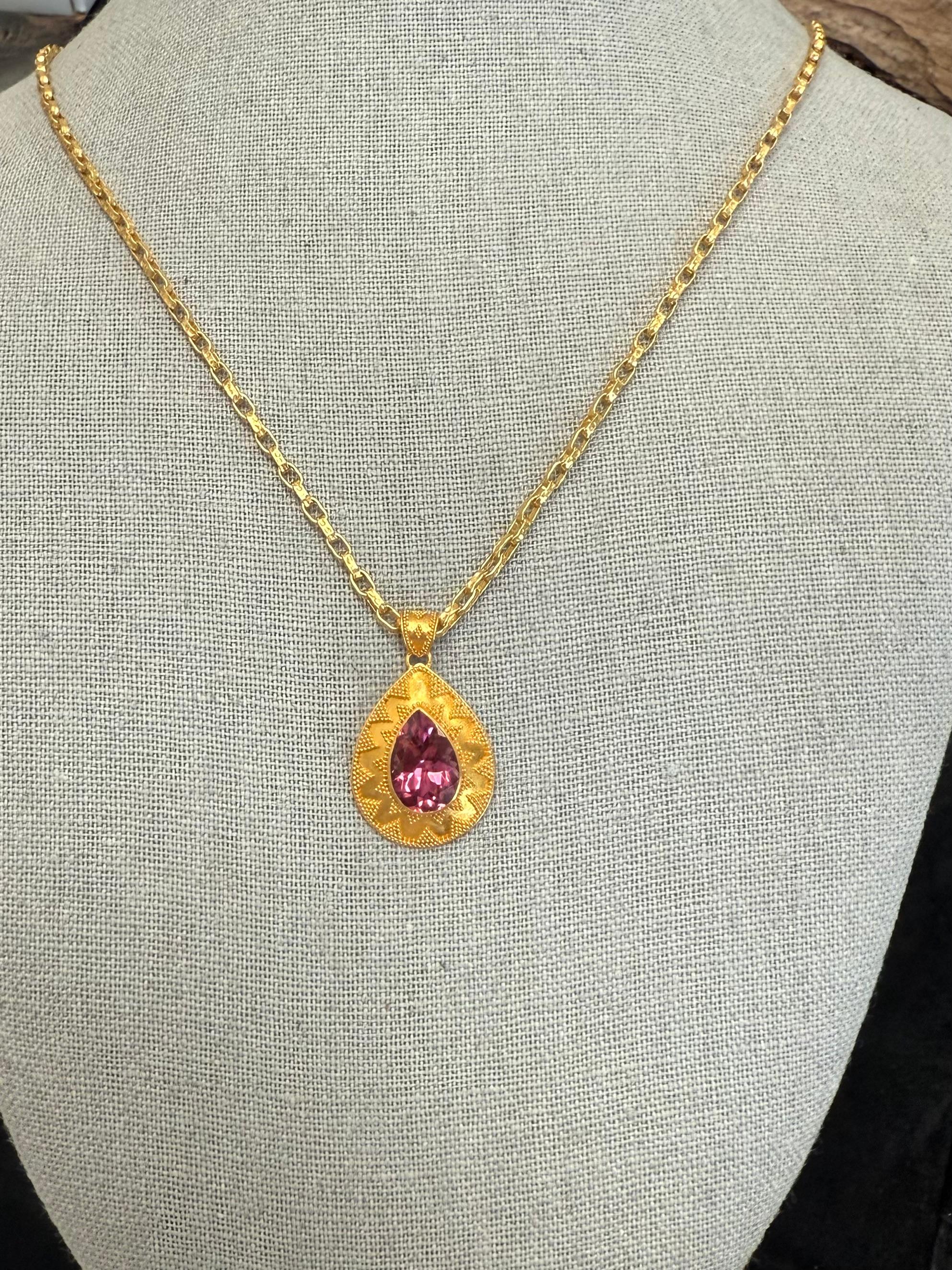 Steven Battelle 4.4 Carats Pink Tourmaline 18K Gold Pendant Corte pera en venta