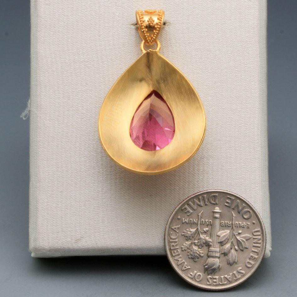Steven Battelle 4.4 Carats Pink Tourmaline 18K Gold Pendant en venta 2