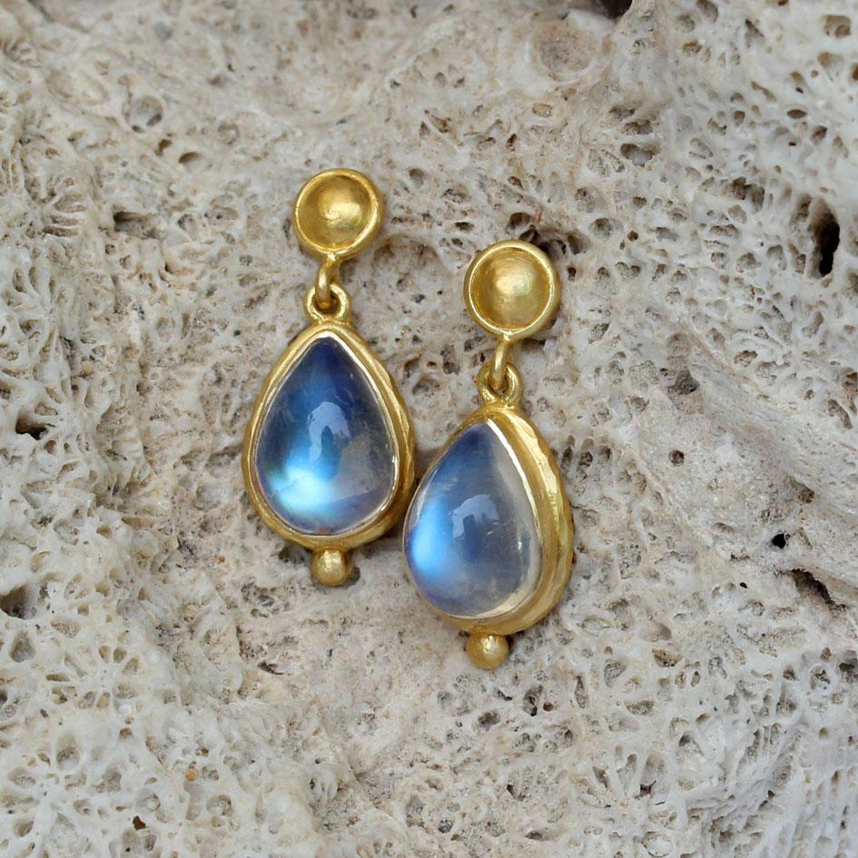 Una semplice giustapposizione di una graziosa forma a pera e di cerchi grandi e piccoli dà vita a questo classico orecchino a perno che mette in risalto il contrasto tra il blu scintillante e l'oro opaco martellato in modo organico.  Non ostentata,