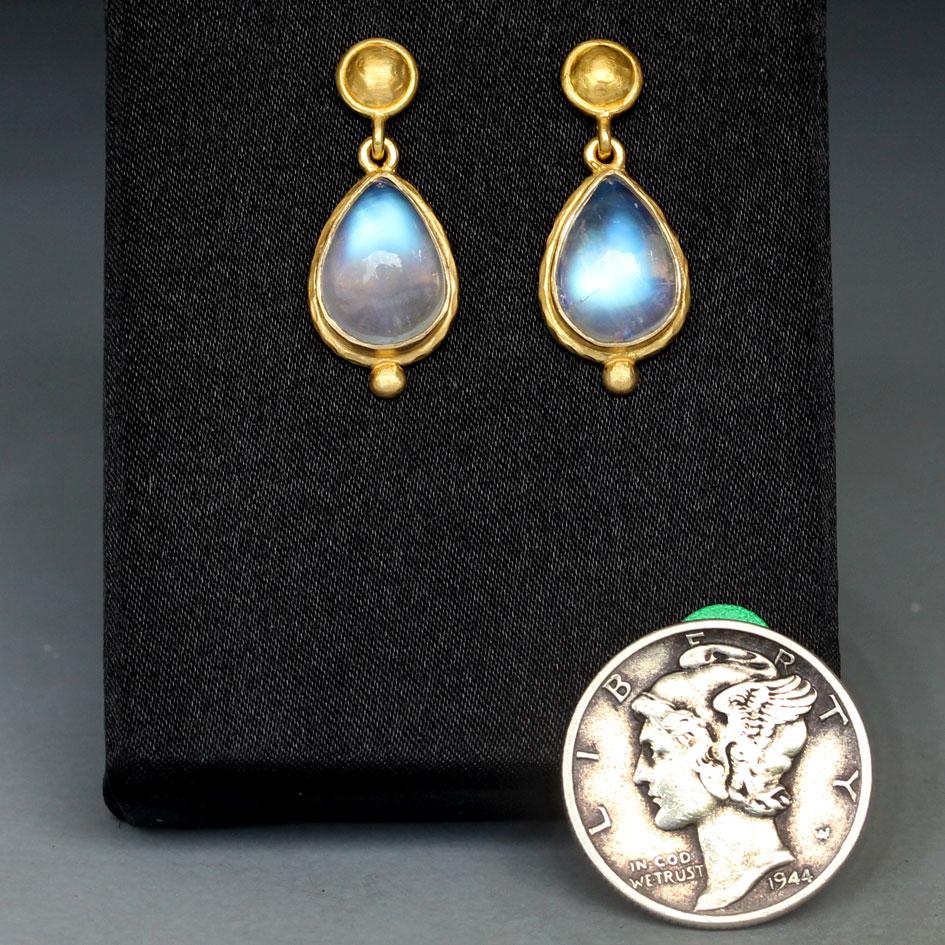 Cabochon Steven Battelle Orecchini con pietra di luna arcobaleno da 4,4 carati in oro 18 carati in vendita