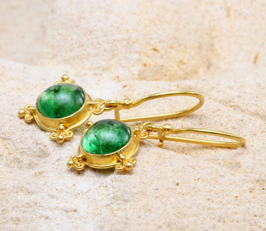 Zwei leuchtend grüne, 8 mm große Tsavorit-Cabochons sind in diesen eleganten Ohrringen aus 18 Karat Gold von zarten, handgefertigten 