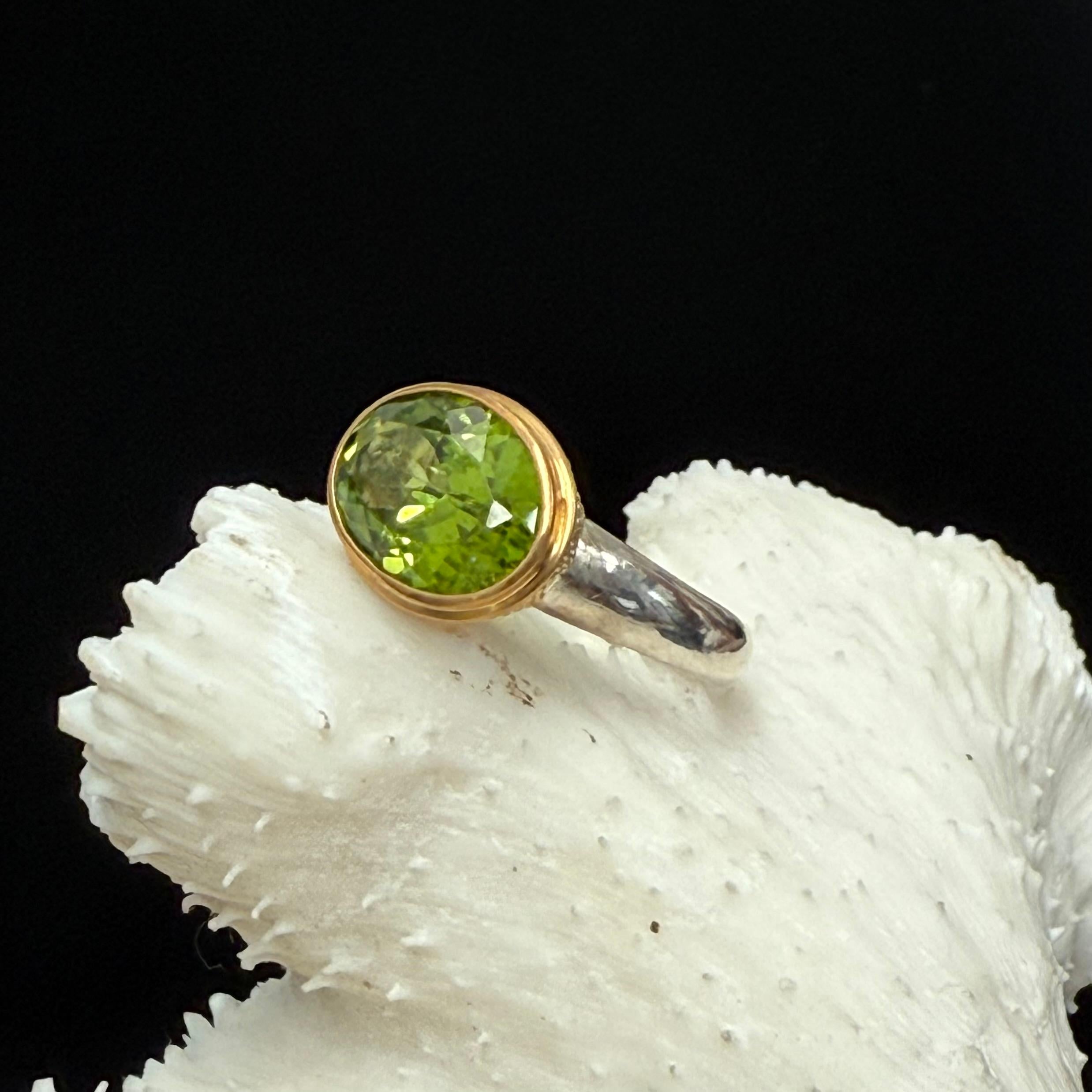 Steven Battelle 4,5 Karat facettierter Peridot Sterling 22K Goldring (Zeitgenössisch) im Angebot