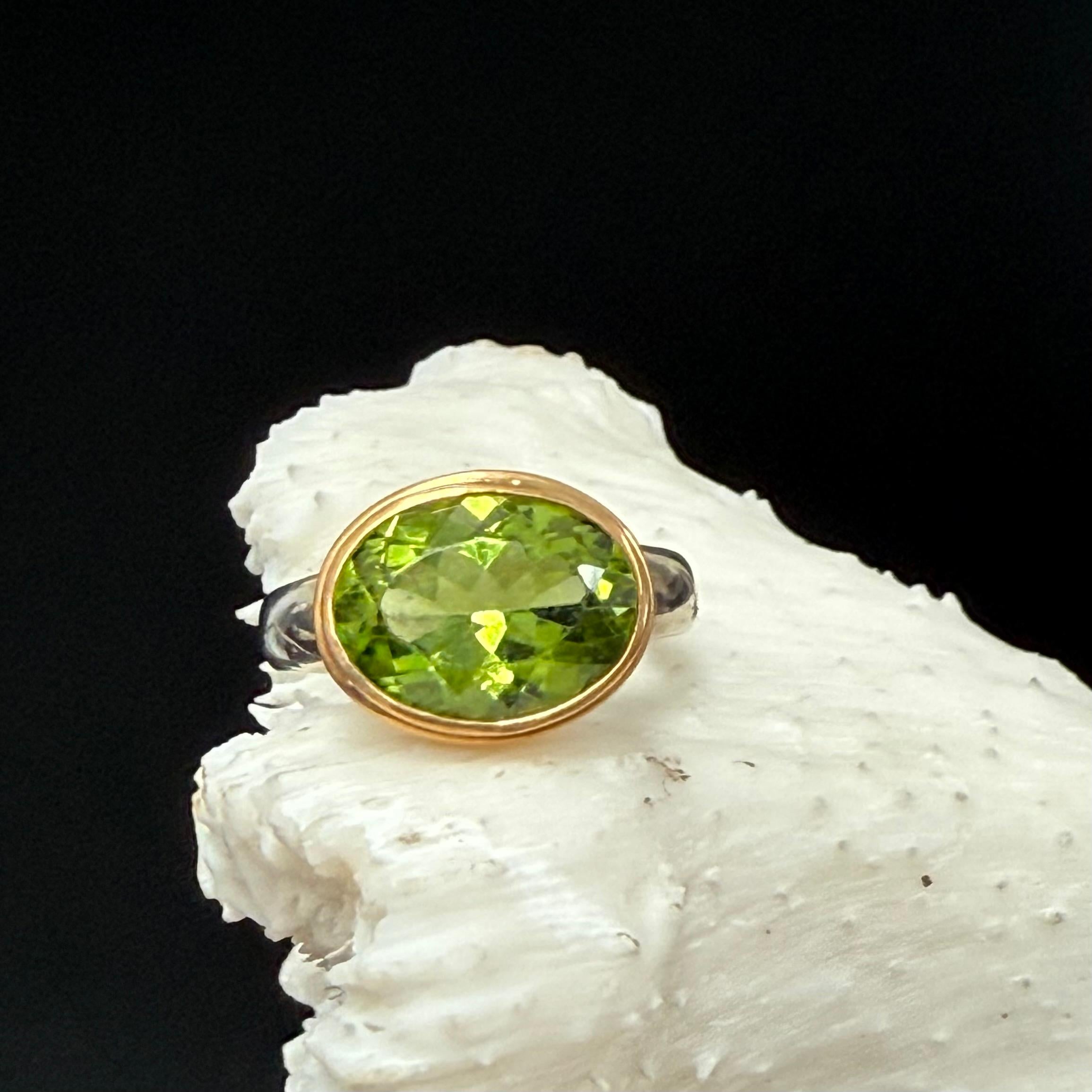 Steven Battelle 4,5 Karat facettierter Peridot Sterling 22K Goldring (Ovalschliff) im Angebot