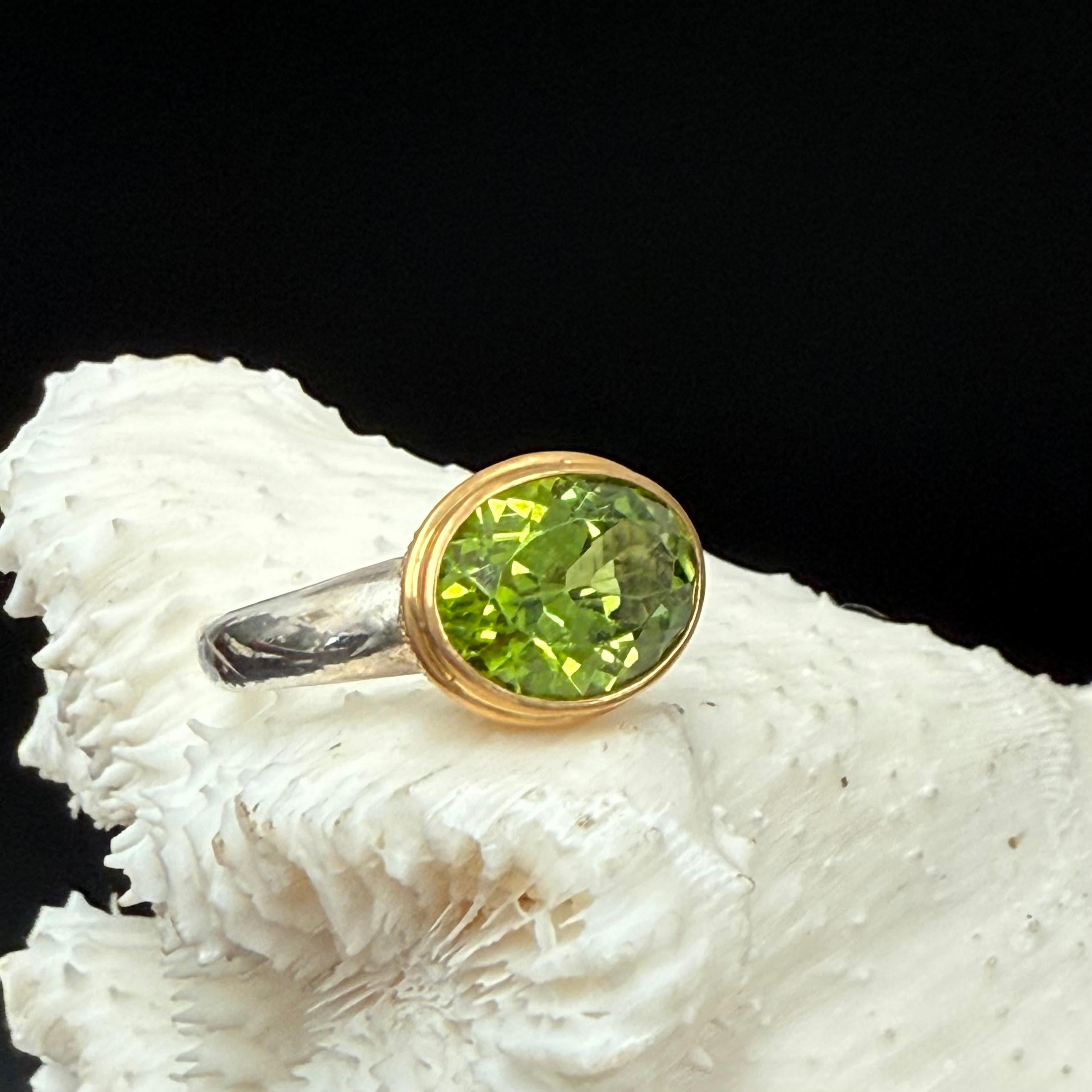 Steven Battelle 4,5 Karat facettierter Peridot Sterling 22K Goldring für Damen oder Herren im Angebot