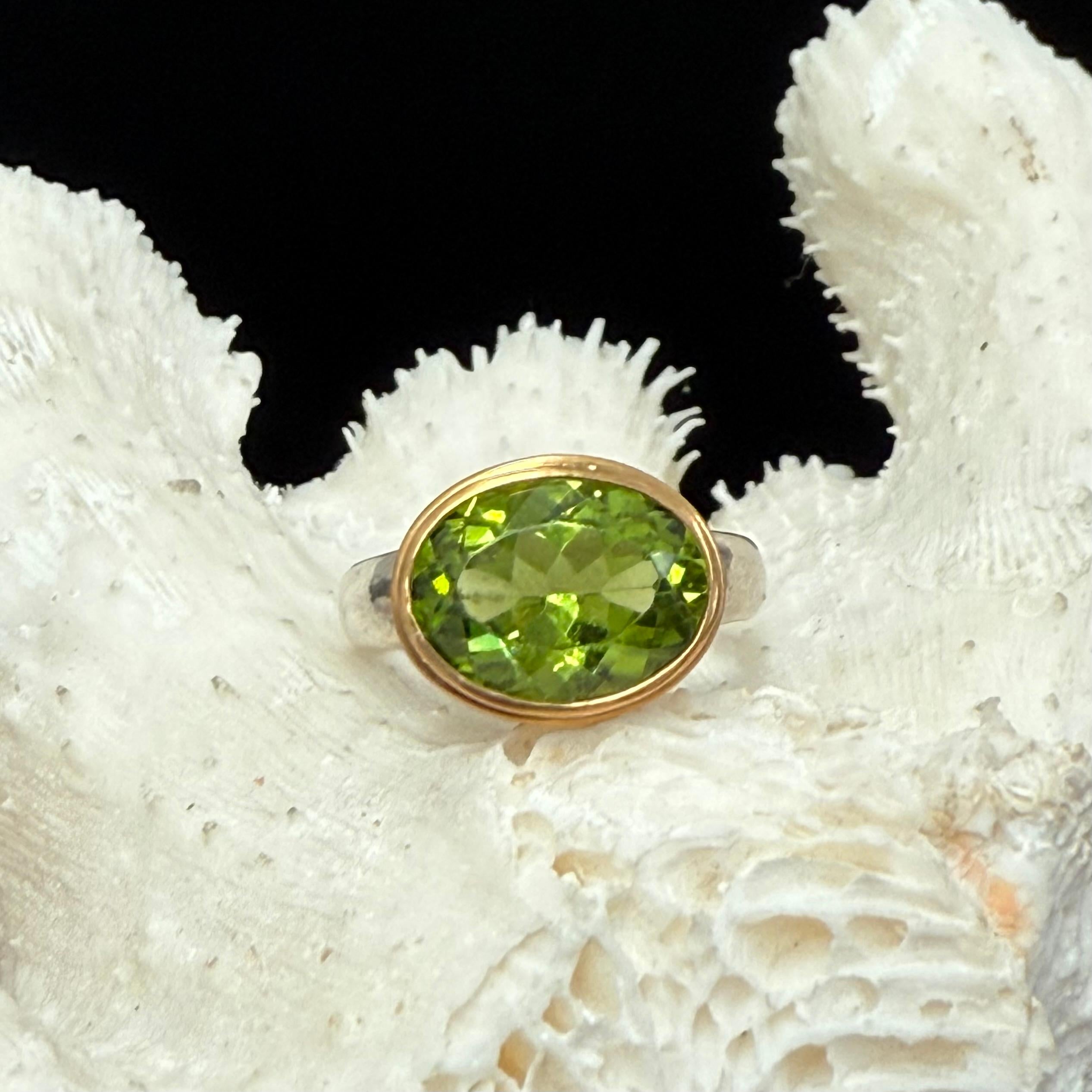 Steven Battelle 4,5 Karat facettierter Peridot Sterling 22K Goldring im Angebot 1