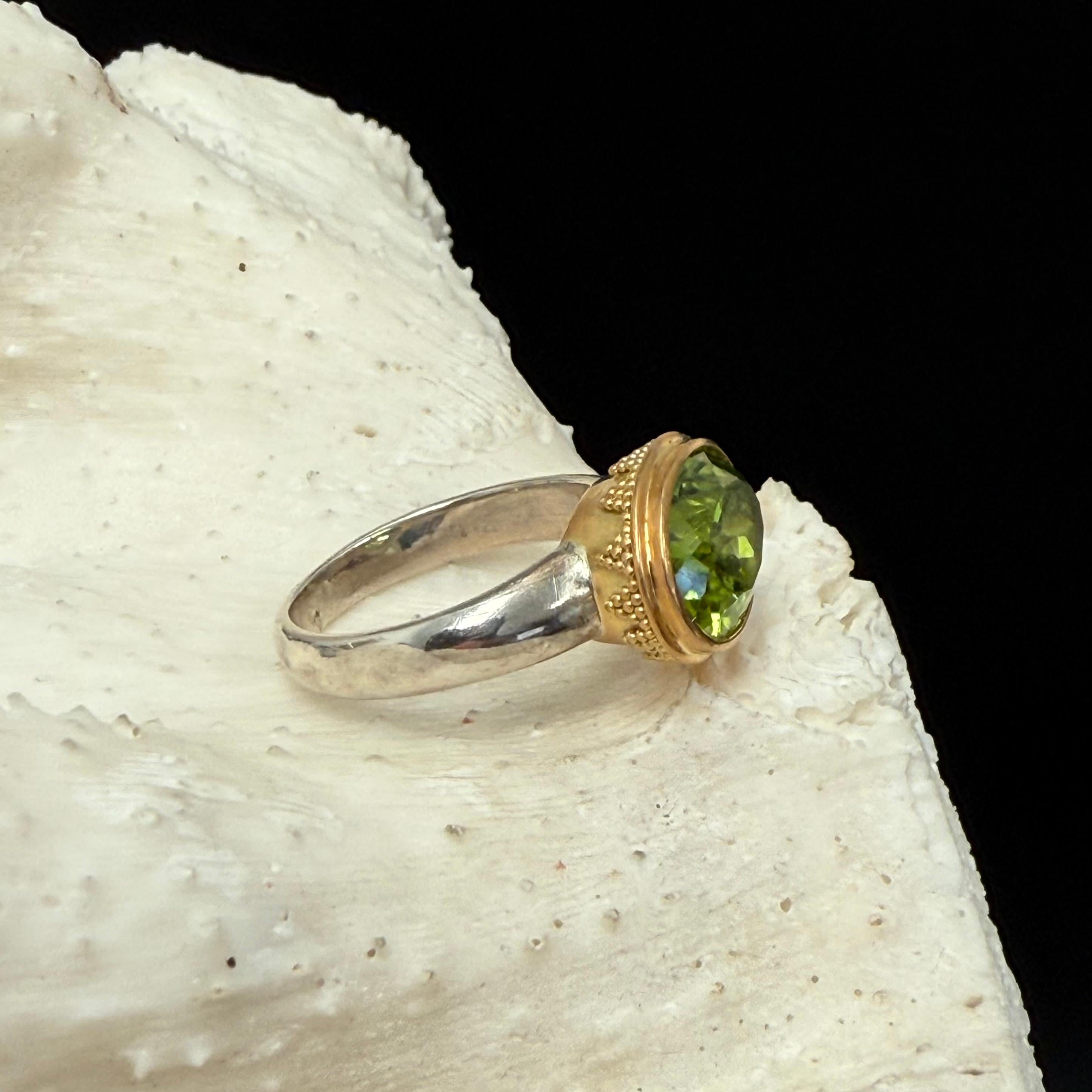 Steven Battelle 4,5 Karat facettierter Peridot Sterling 22K Goldring im Angebot 2