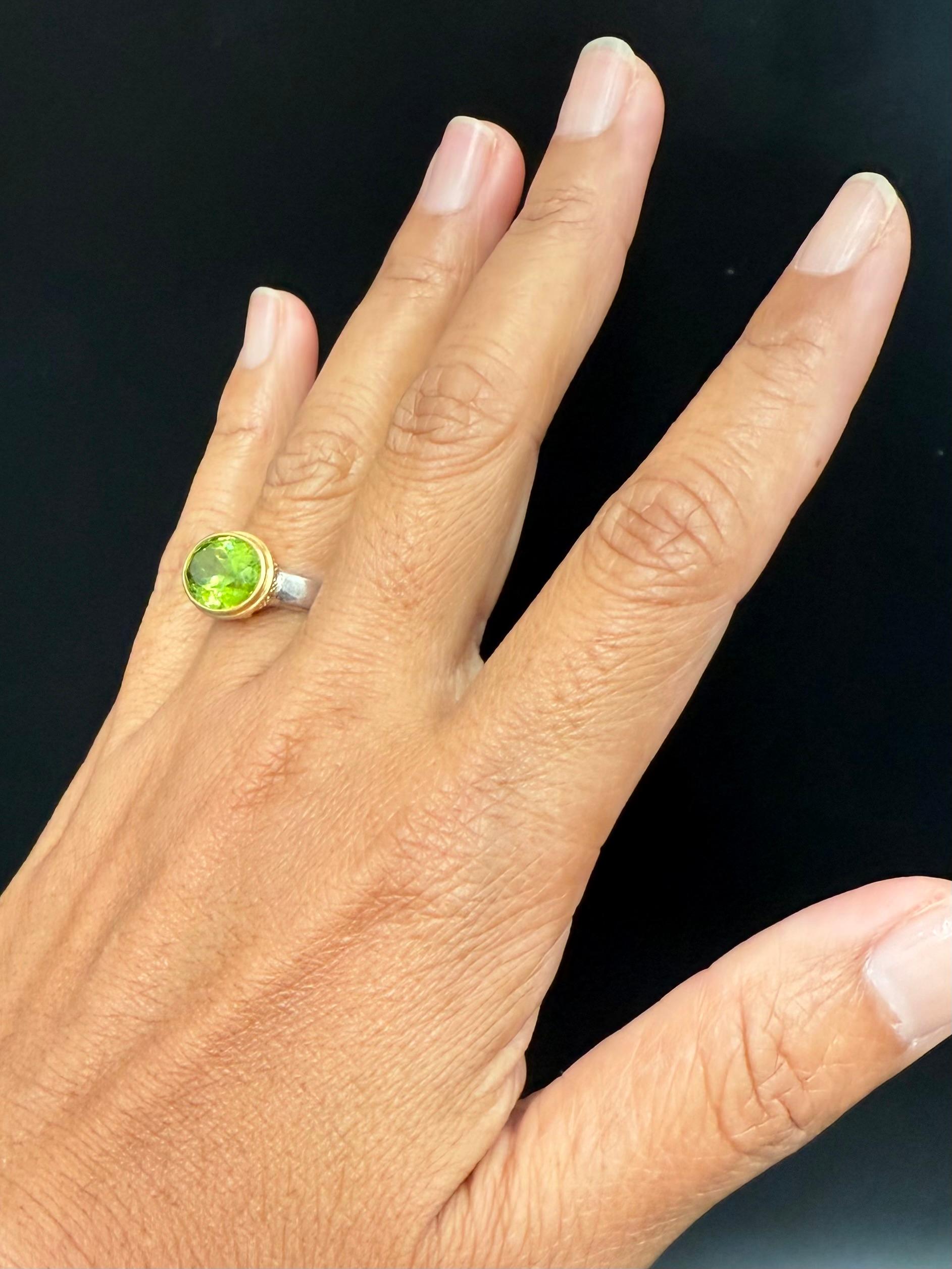 Steven Battelle 4,5 Karat facettierter Peridot Sterling 22K Goldring im Angebot 3