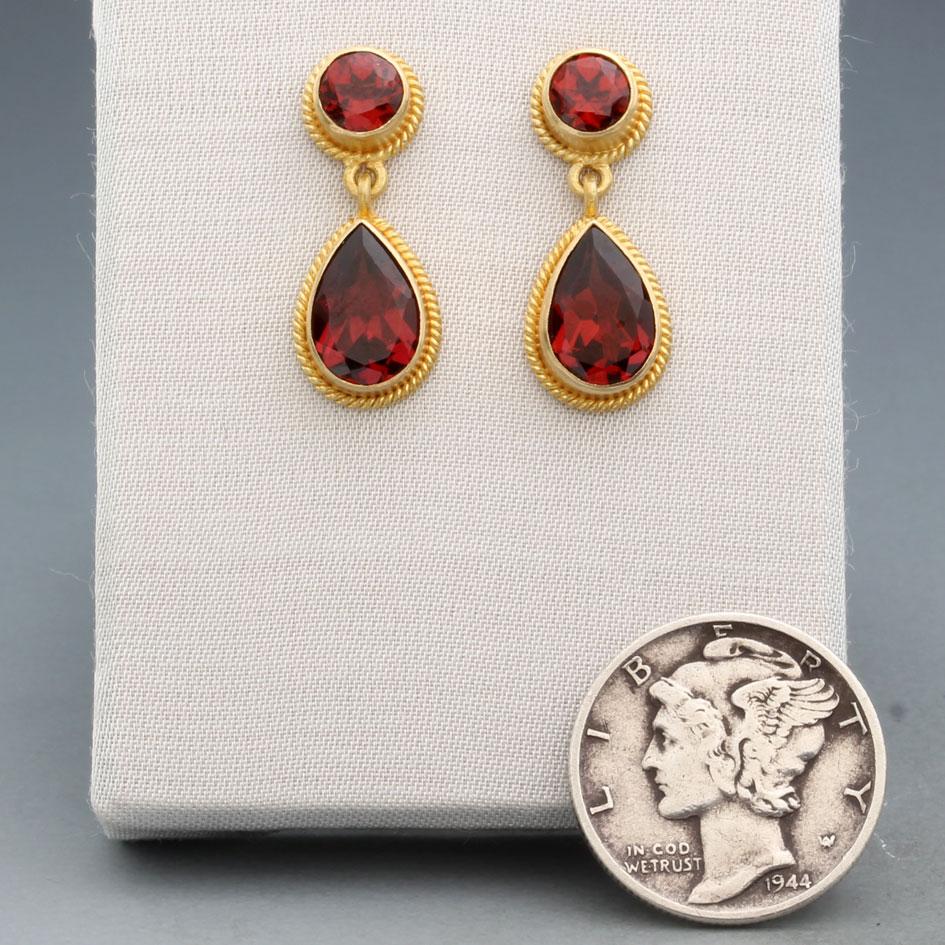 Contemporaneo Steven Battelle 4.5 Carats Mozambique Garnet 18K Gold Post Earrings in vendita