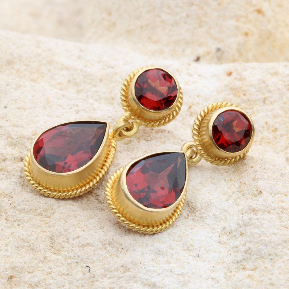 Steven Battelle 4.5 Carats Mozambique Garnet 18K Gold Post Earrings In condizioni Nuovo in vendita a Soquel, CA