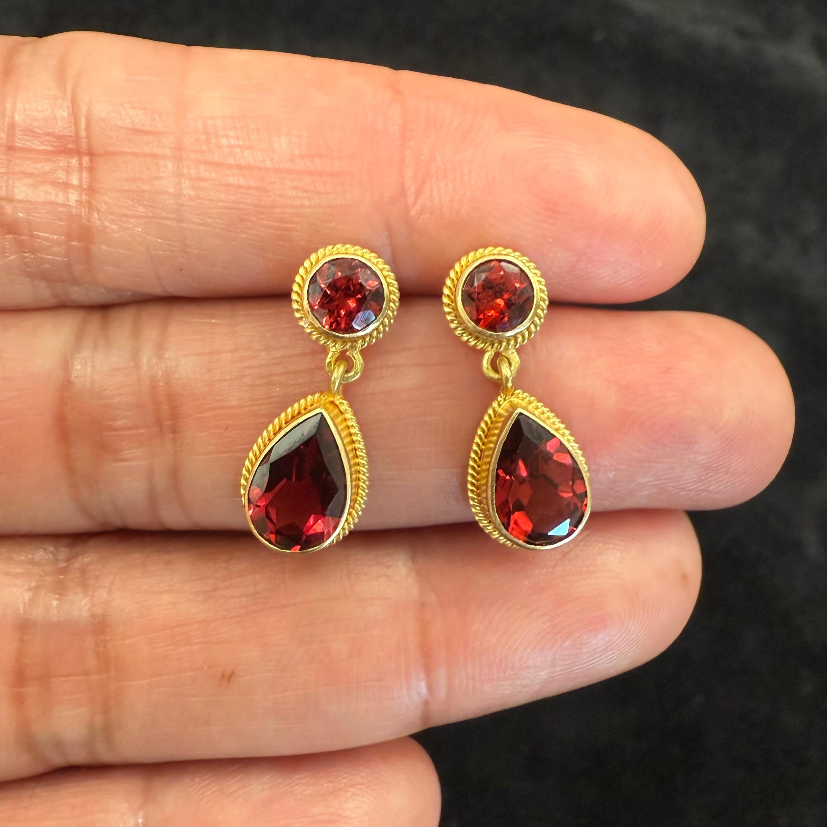 Steven Battelle 4.5 Carats Mozambique Garnet 18K Gold Post Earrings in vendita 1