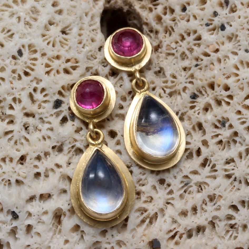 Steven Battelle 4.8 Carats Blue Moonstone Ruby 18K Gold Post Earring In New Condition For Sale In Soquel, CA