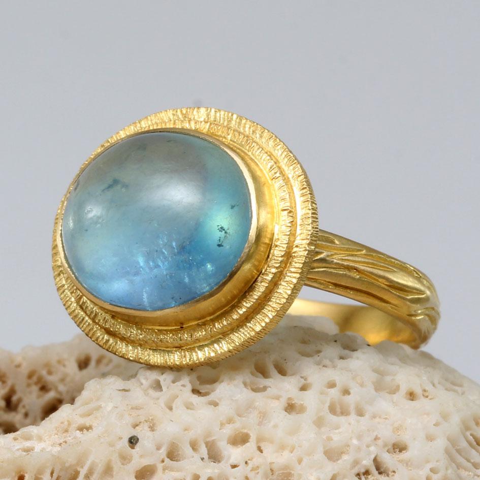 Women's or Men's Steven Battelle 4.8 Carats Cabochon Aquamarine 18K Gold Ring For Sale