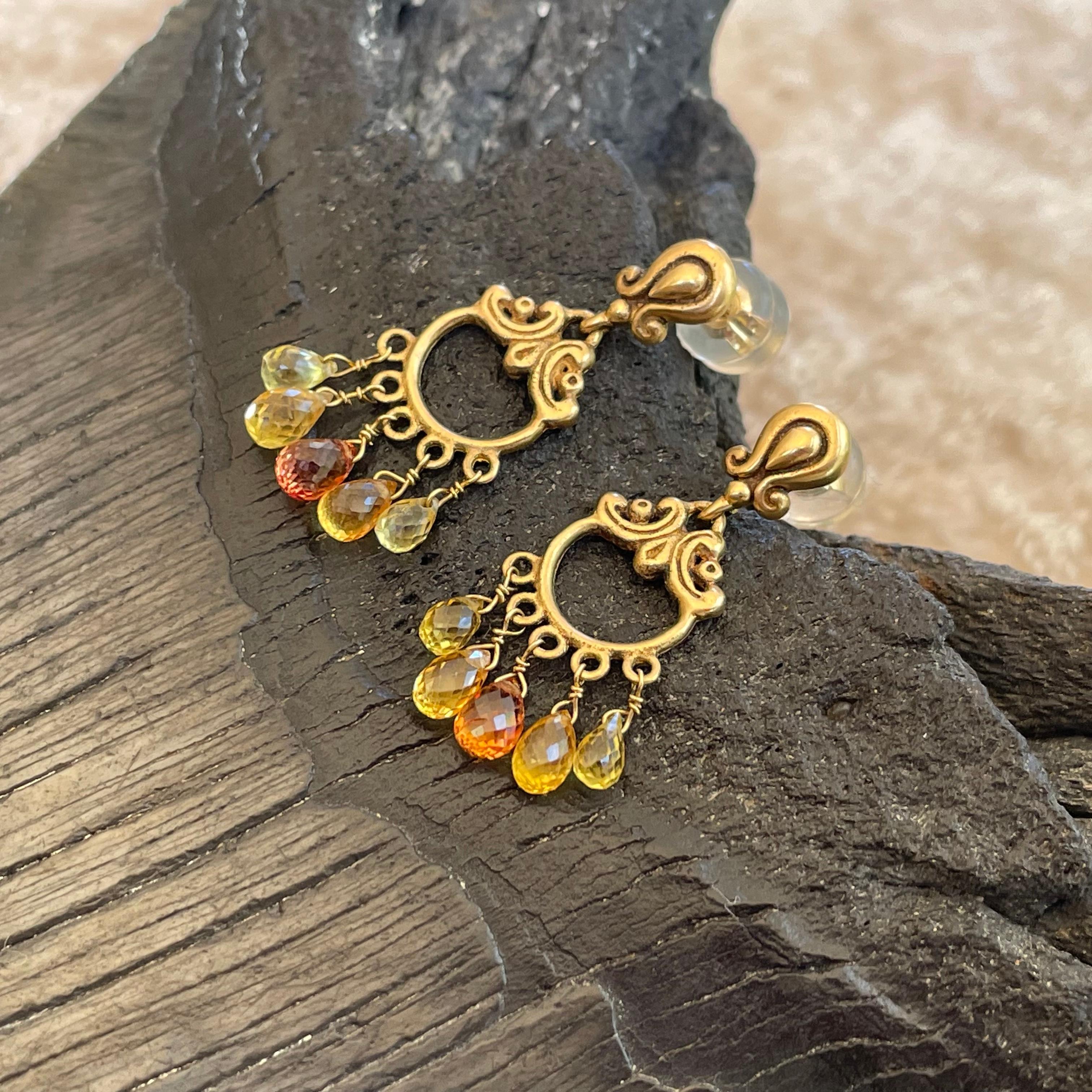 Steven Battelle Pendientes de oro de 18 quilates con gotas de zafiro multicolor de 4,8 quilates en venta 1