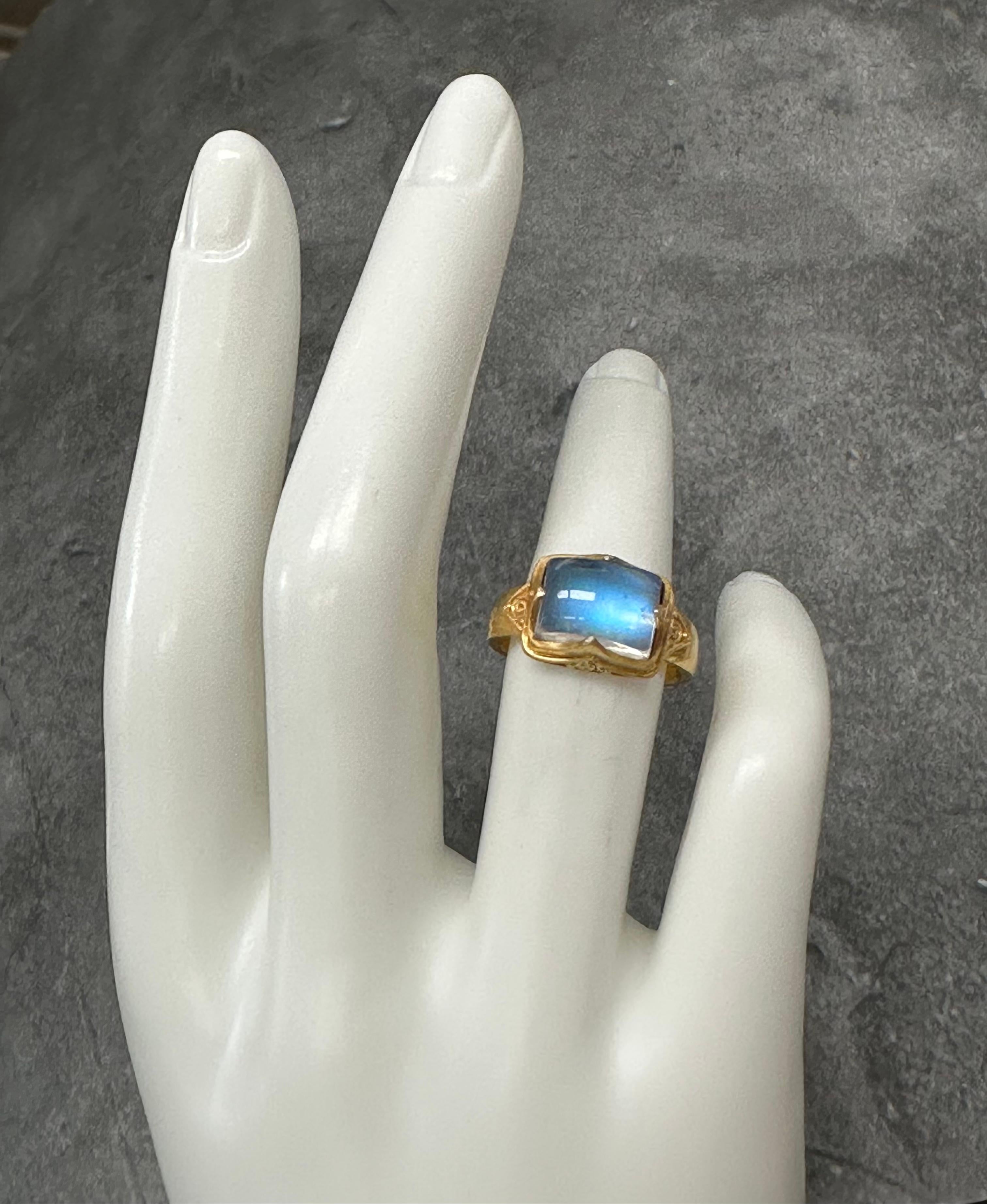 Steven Battelle 4.9 Carats Rainbow Moonstone 18k Gold Ring In New Condition In Soquel, CA