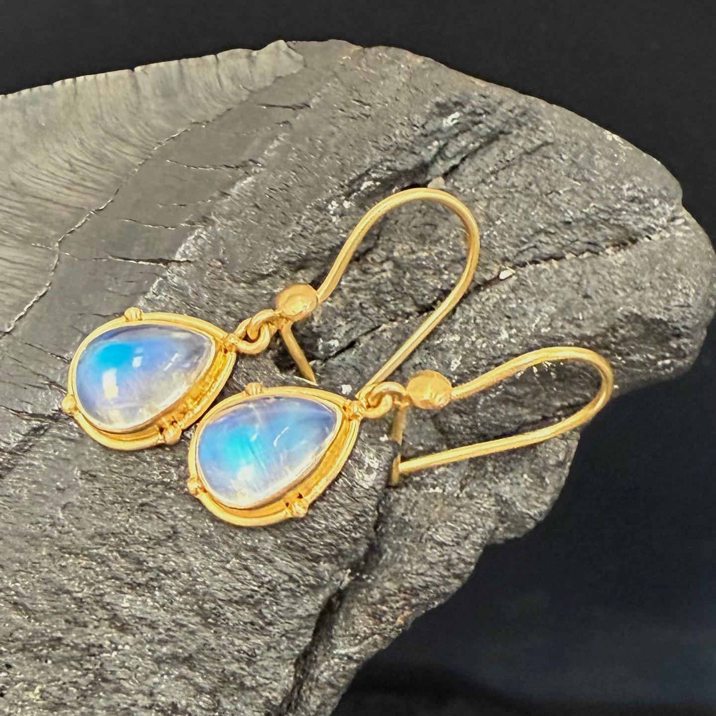 Steven Battelle 4.9 Carats Rainbow Moonstone 18K Gold Wire Earrings For Sale 4