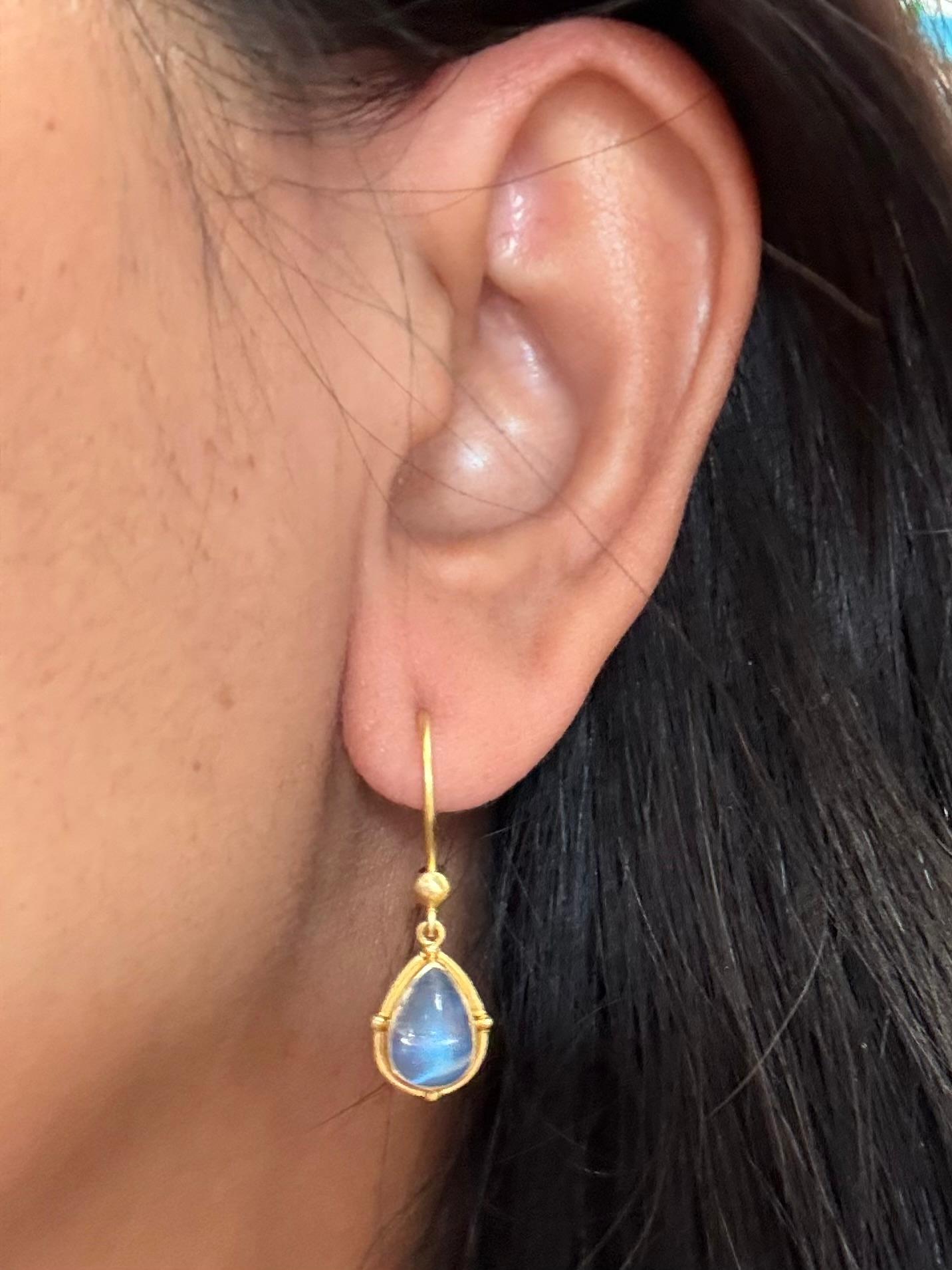 Contemporary Steven Battelle 4.9 Carats Rainbow Moonstone 18K Gold Wire Earrings For Sale