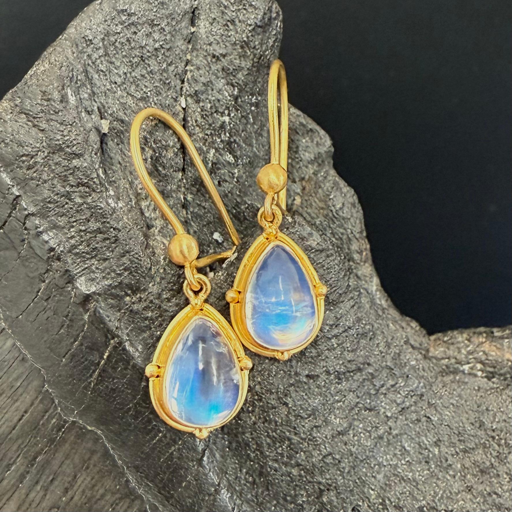 Steven Battelle 4.9 Carats Rainbow Moonstone 18K Gold Wire Earrings For Sale 3