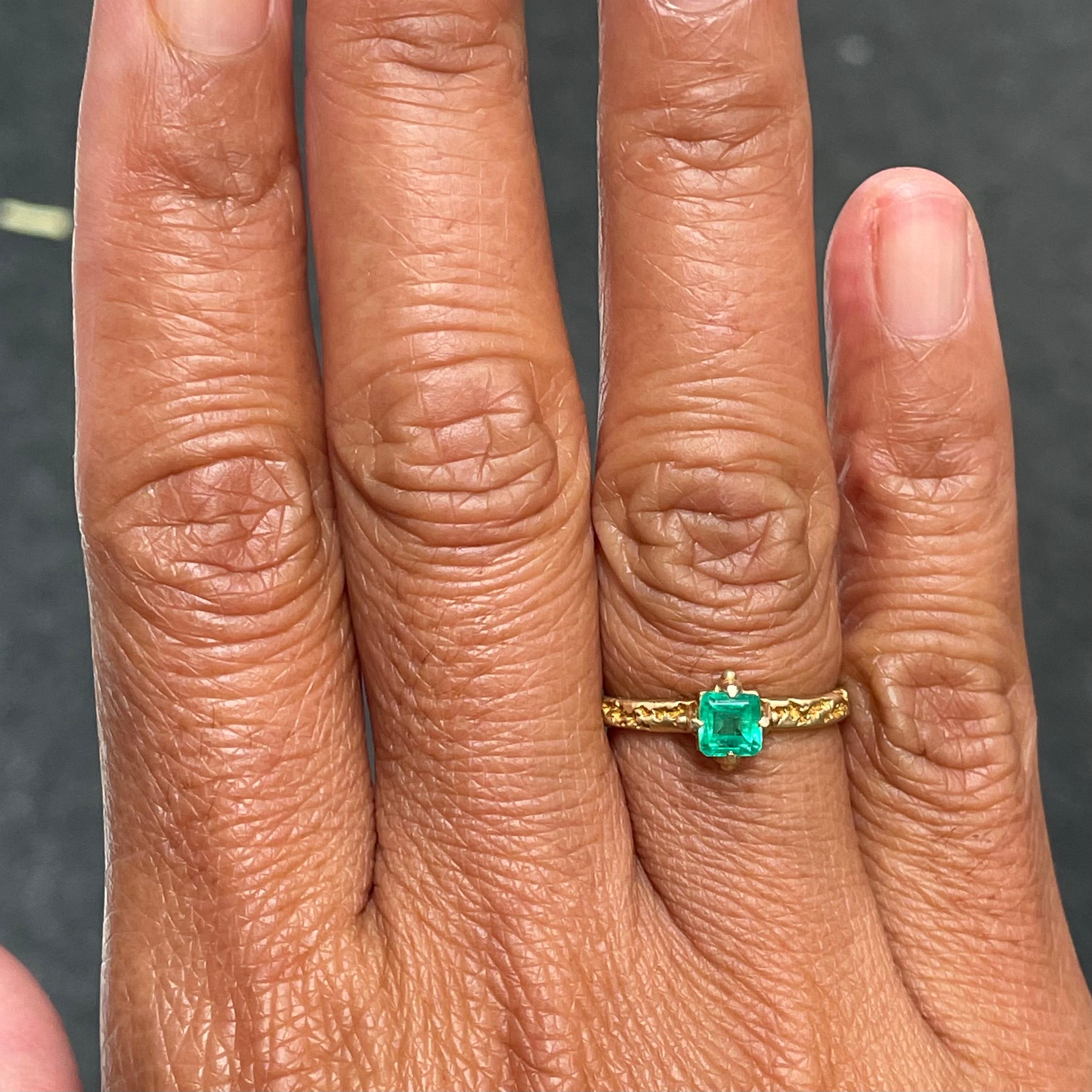 Contemporary Steven Battelle .5 Carats Square Columbian Emerald 18K Gold Ring For Sale