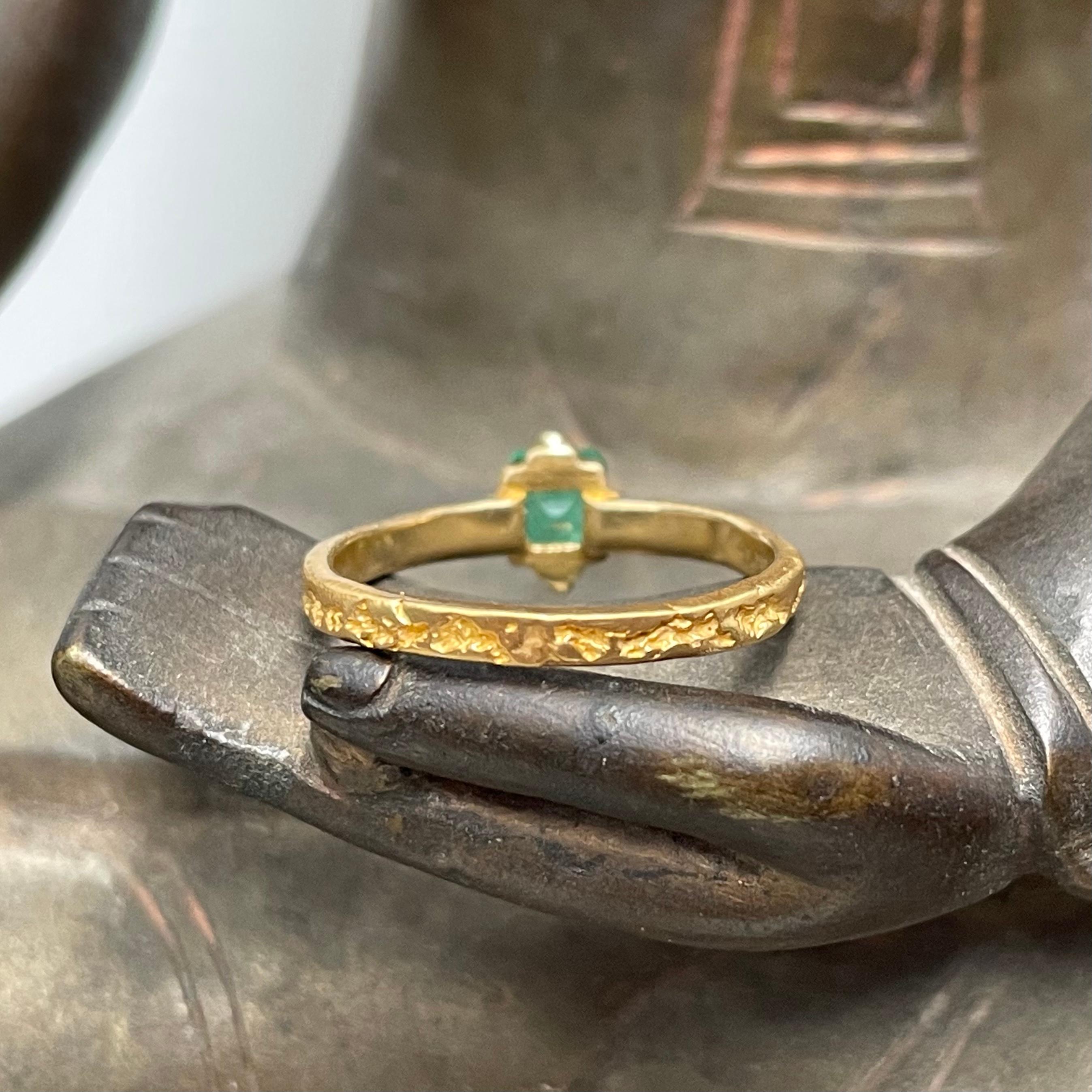 Steven Battelle .5 Carats Square Columbian Emerald 18K Gold Ring For Sale 3