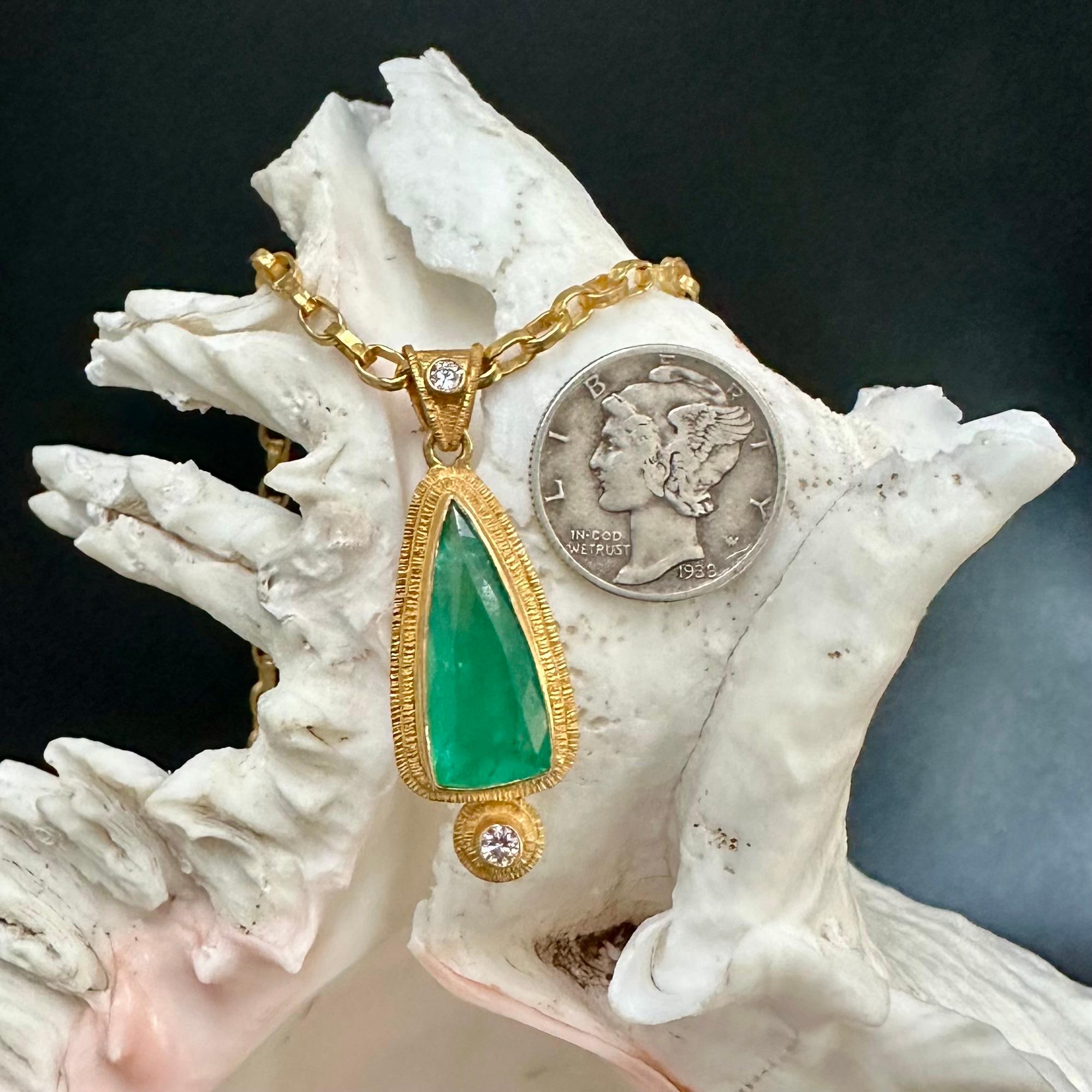 Steven Battelle Pendentif en or 18 carats avec diamants et émeraude de 5,0 carats en vente 4