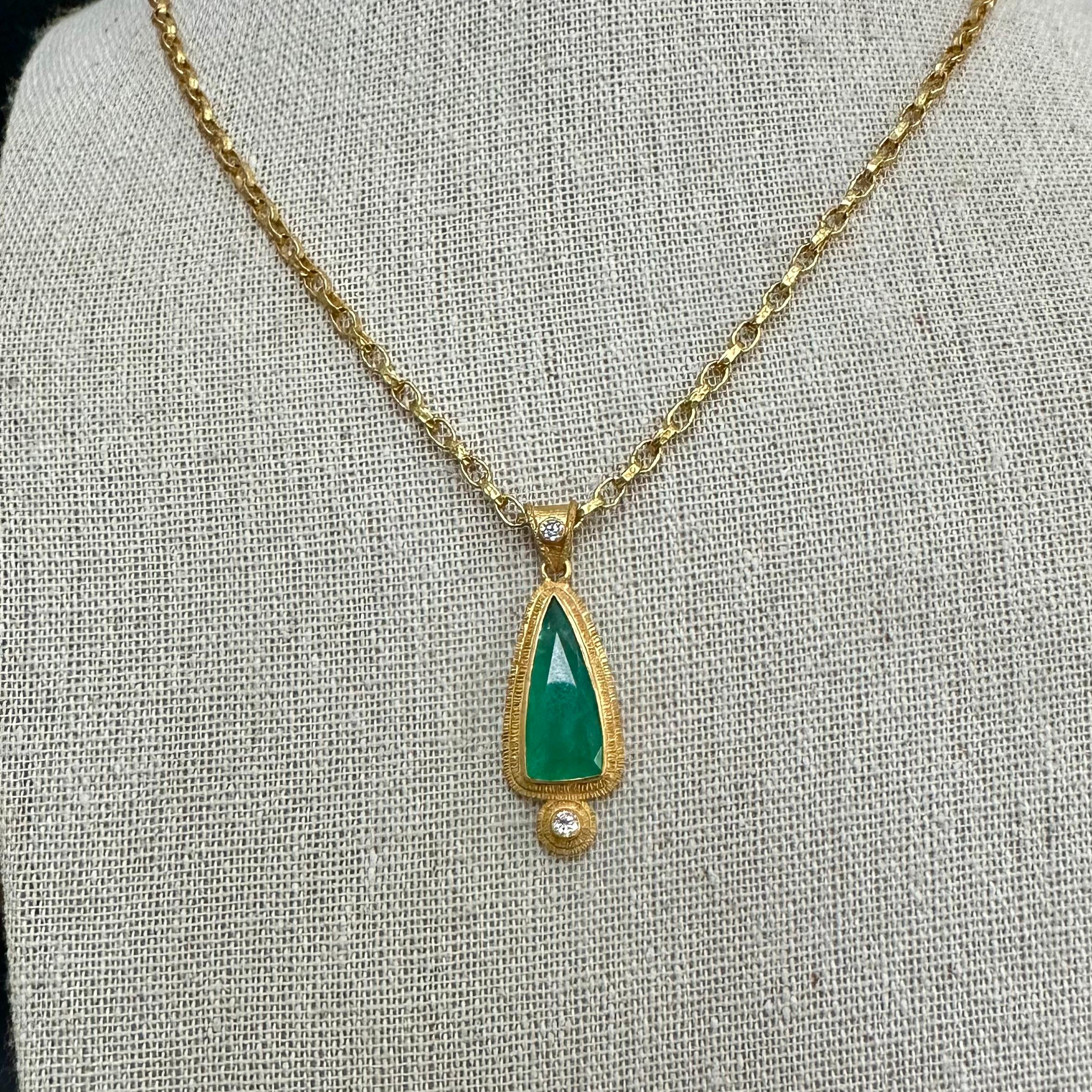 Steven Battelle Pendentif en or 18 carats avec diamants et émeraude de 5,0 carats en vente 6