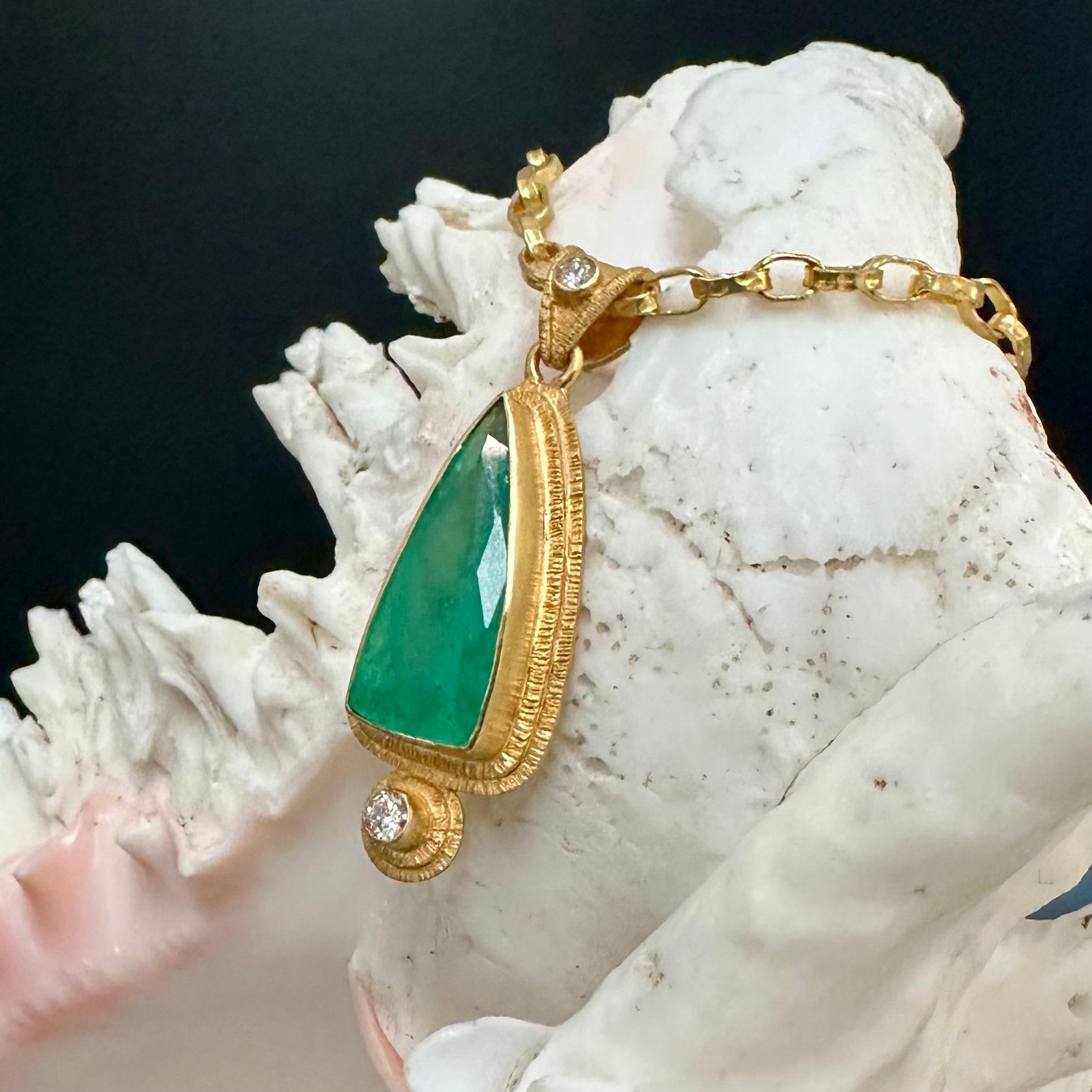 Steven Battelle Pendentif en or 18 carats avec diamants et émeraude de 5,0 carats en vente 2