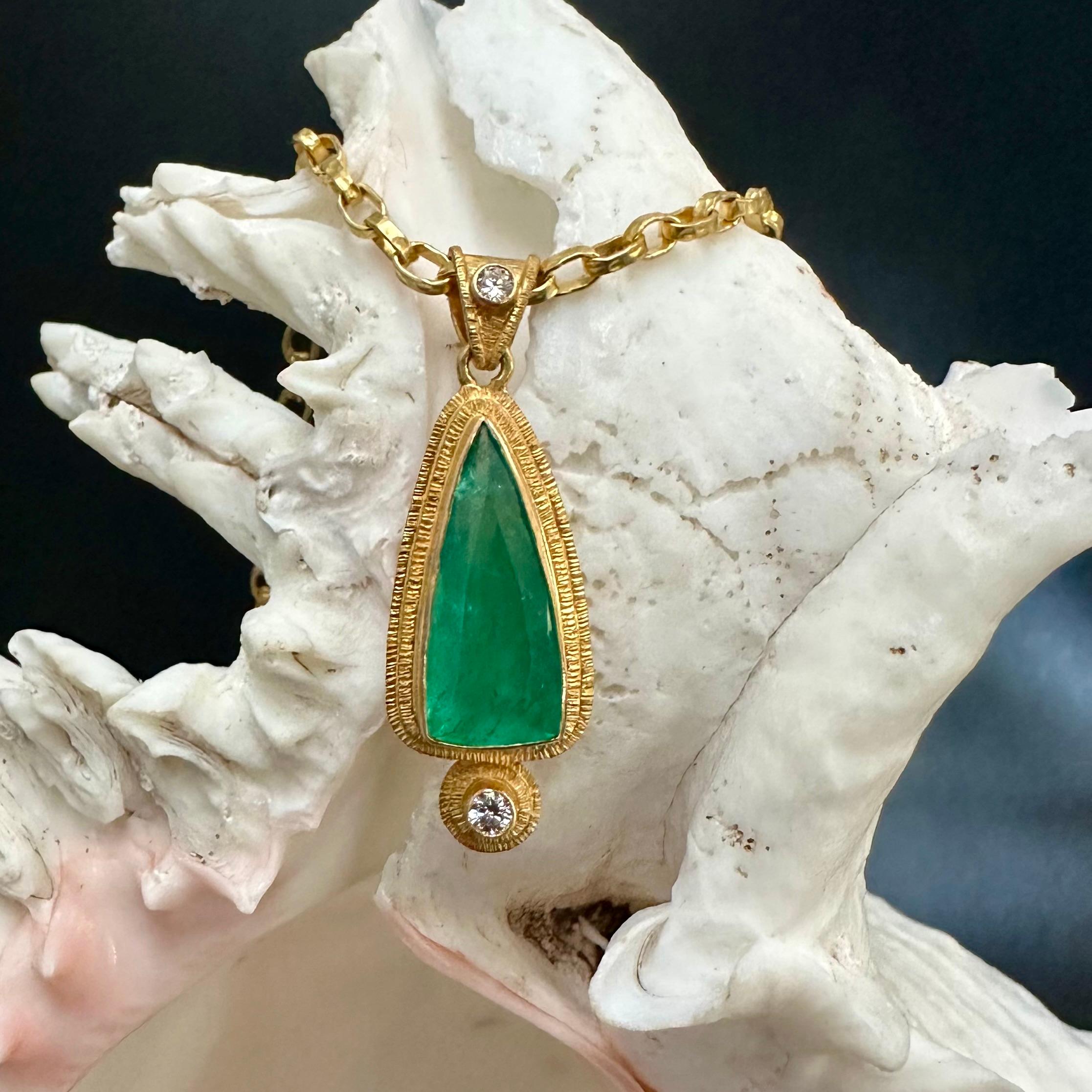 Steven Battelle Pendentif en or 18 carats avec diamants et émeraude de 5,0 carats en vente 3