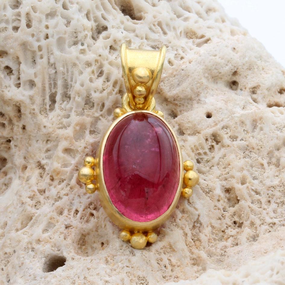 Una splendida tormalina rosa di 8 x 12 mm è incastonata in una montatura d'oro 18 carati con ornamenti in granulato 