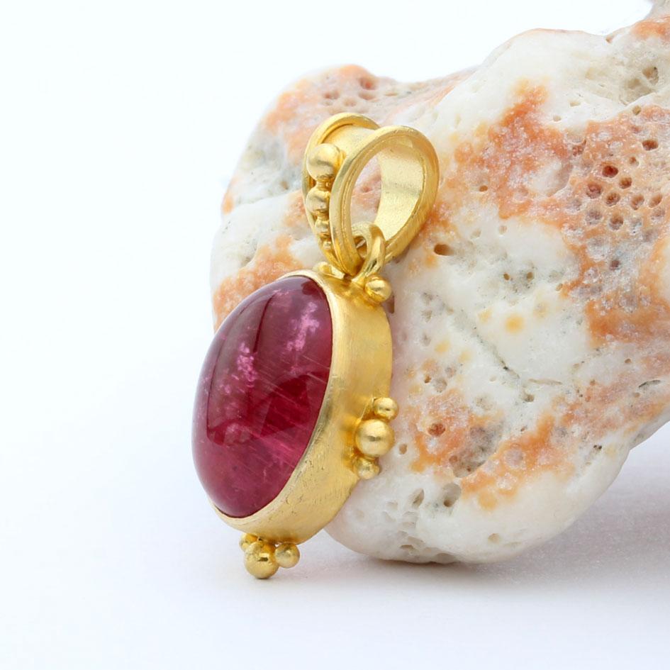 Contemporaneo Ciondolo in oro 18K con tormalina rosa da 5,0 carati di Steven Battelle in vendita