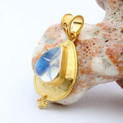 Steven Battelle 5.0 Carats Rainbow Moonstone 18K Gold Pendant