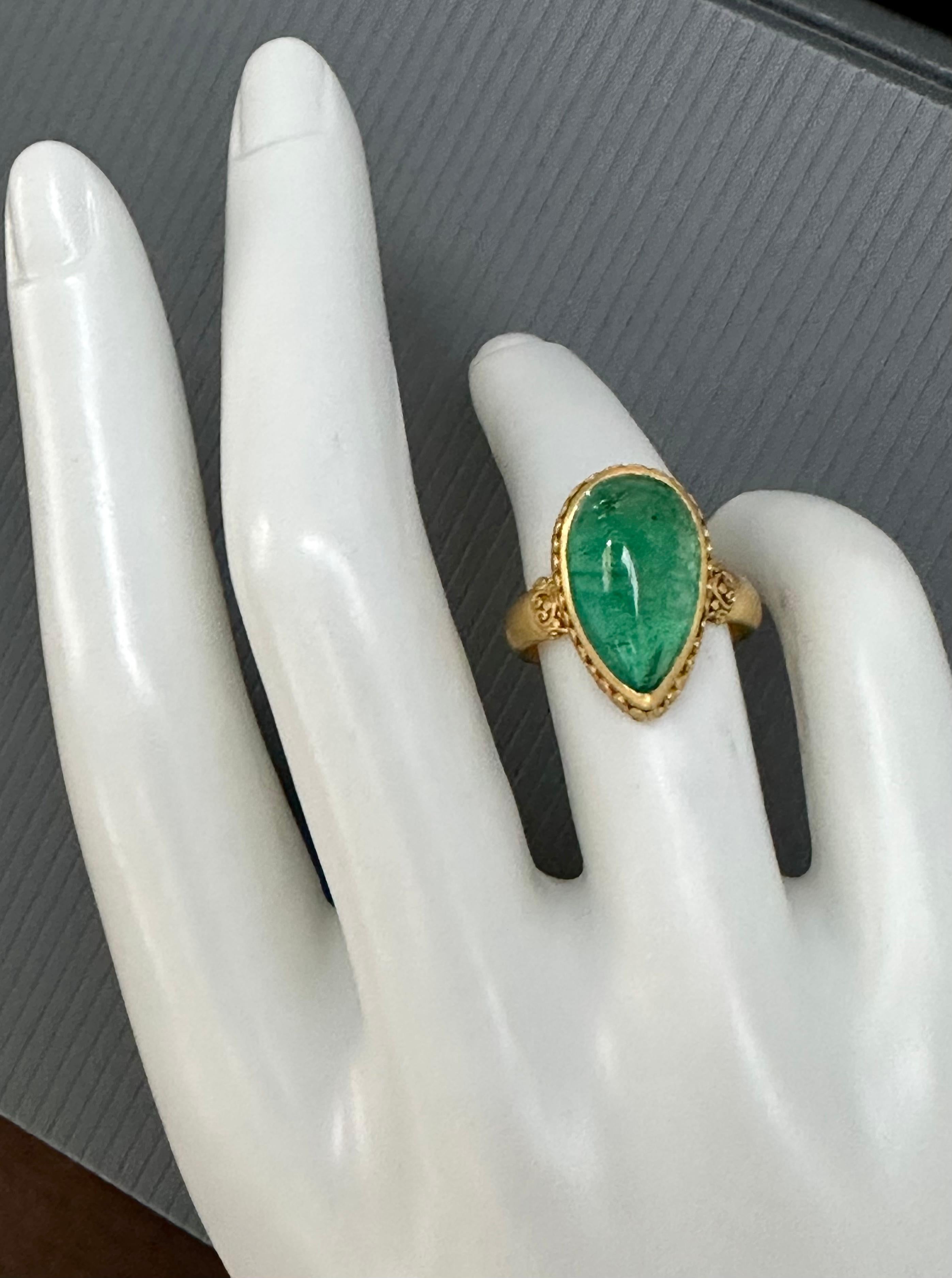 Steven Battelle 5,2 Karat Cabochon Smaragd 22K Gold Ring 9
