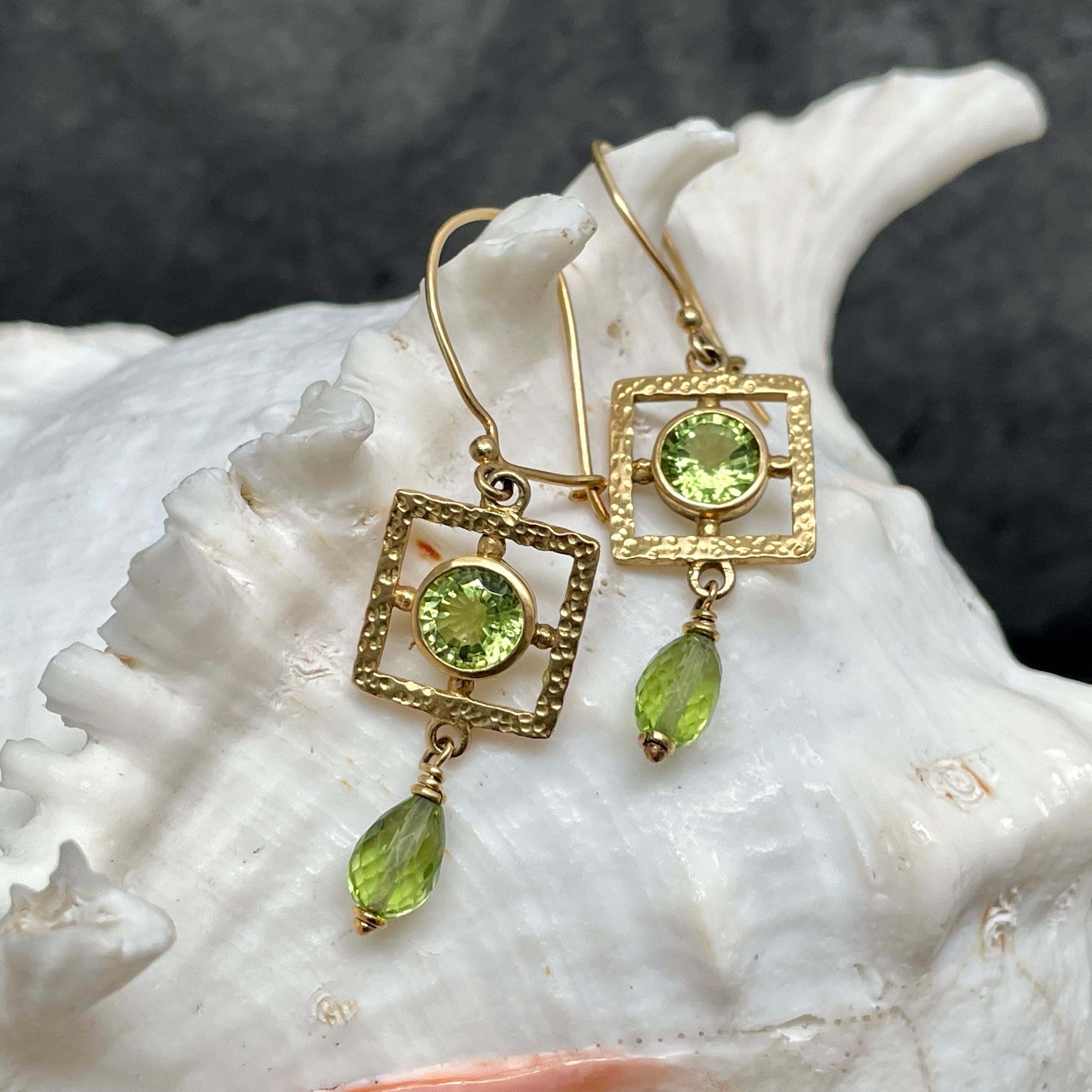 Steven Battelle 5.2 Carats Peridot 18K Gold Wire Earrings In New Condition For Sale In Soquel, CA