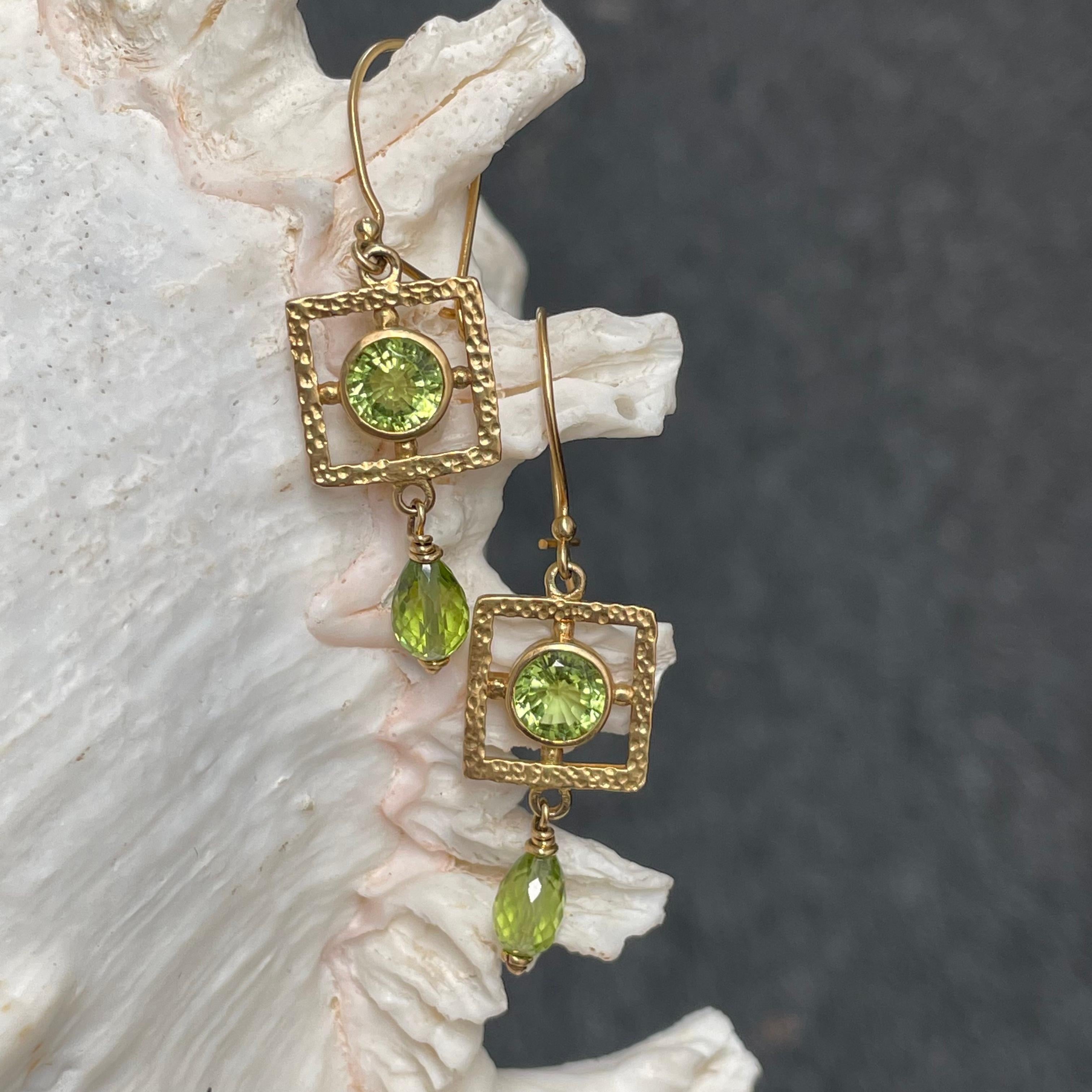 Steven Battelle 5.2 Carats Peridot 18K Gold Wire Earrings For Sale 1