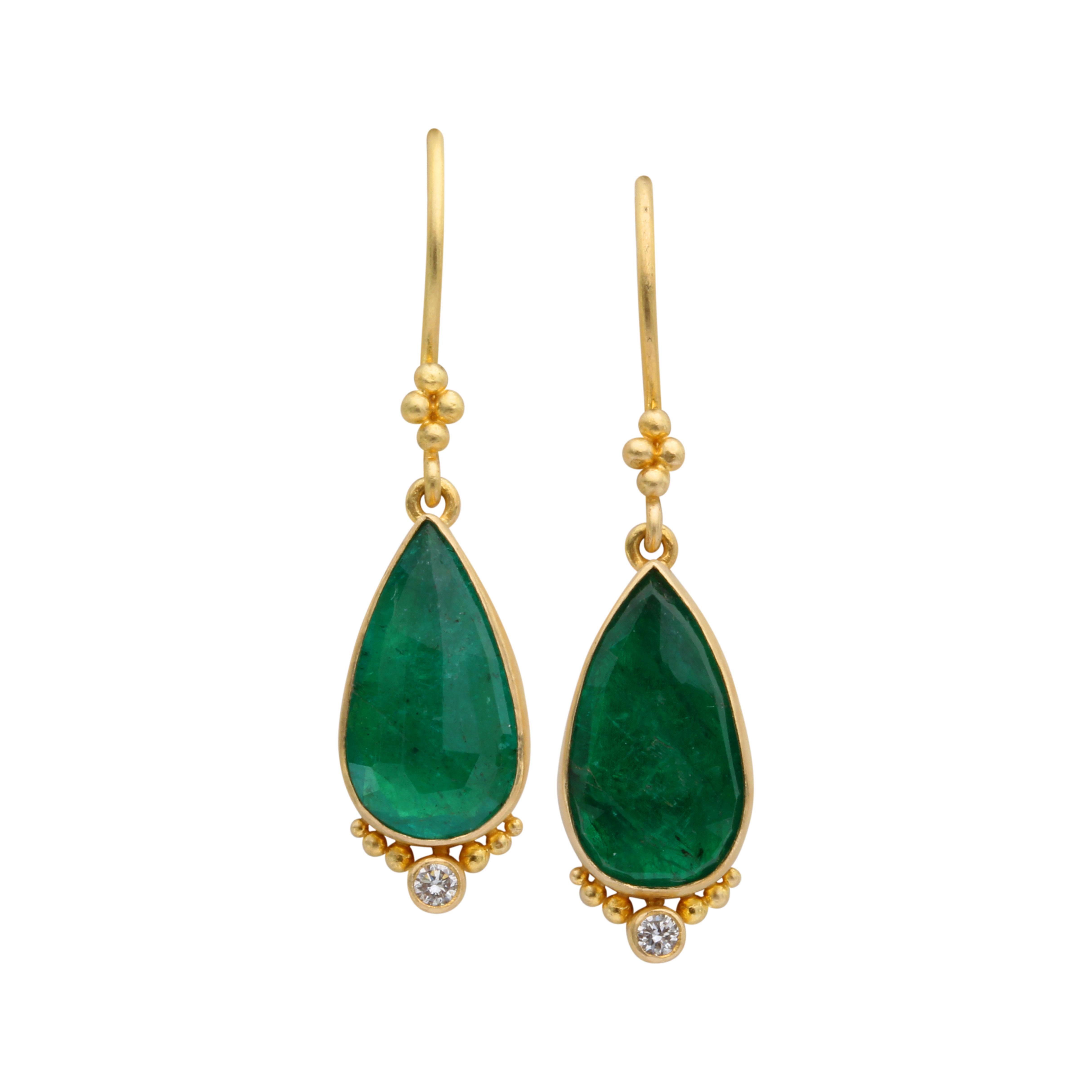 Boucles d'oreilles en or 18 carats Steven Battelle 5,3 carats diamant émeraude en vente 1