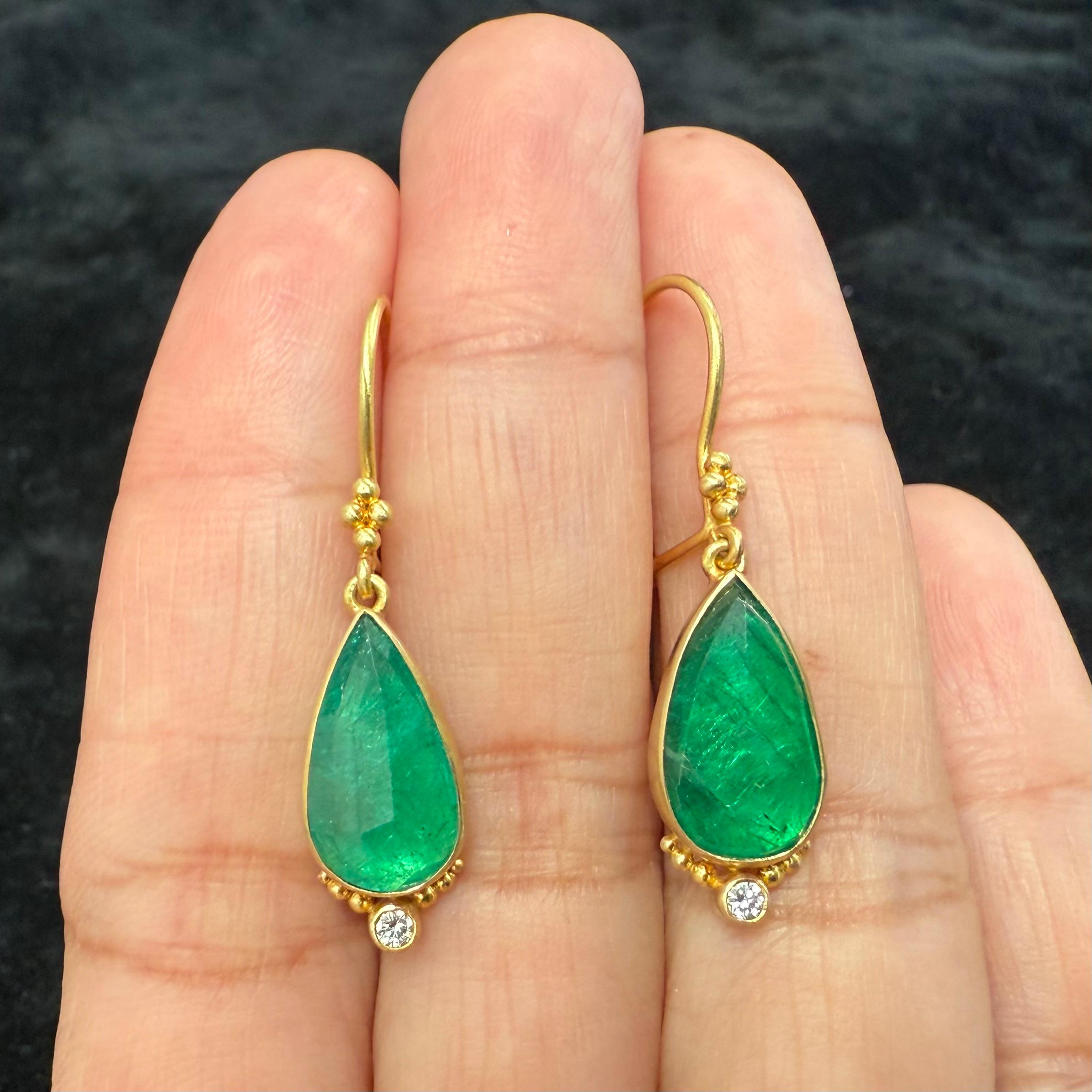 Boucles d'oreilles en or 18 carats Steven Battelle 5,3 carats diamant émeraude en vente 2
