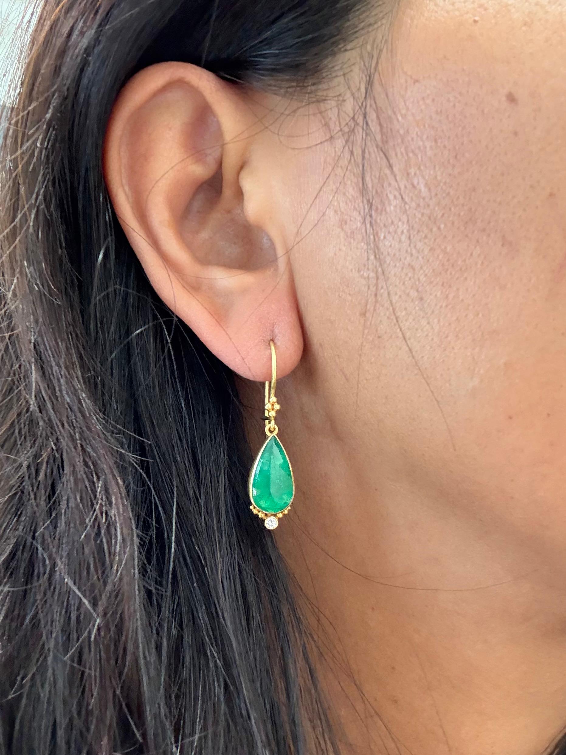 Boucles d'oreilles en or 18 carats Steven Battelle 5,3 carats diamant émeraude en vente 3