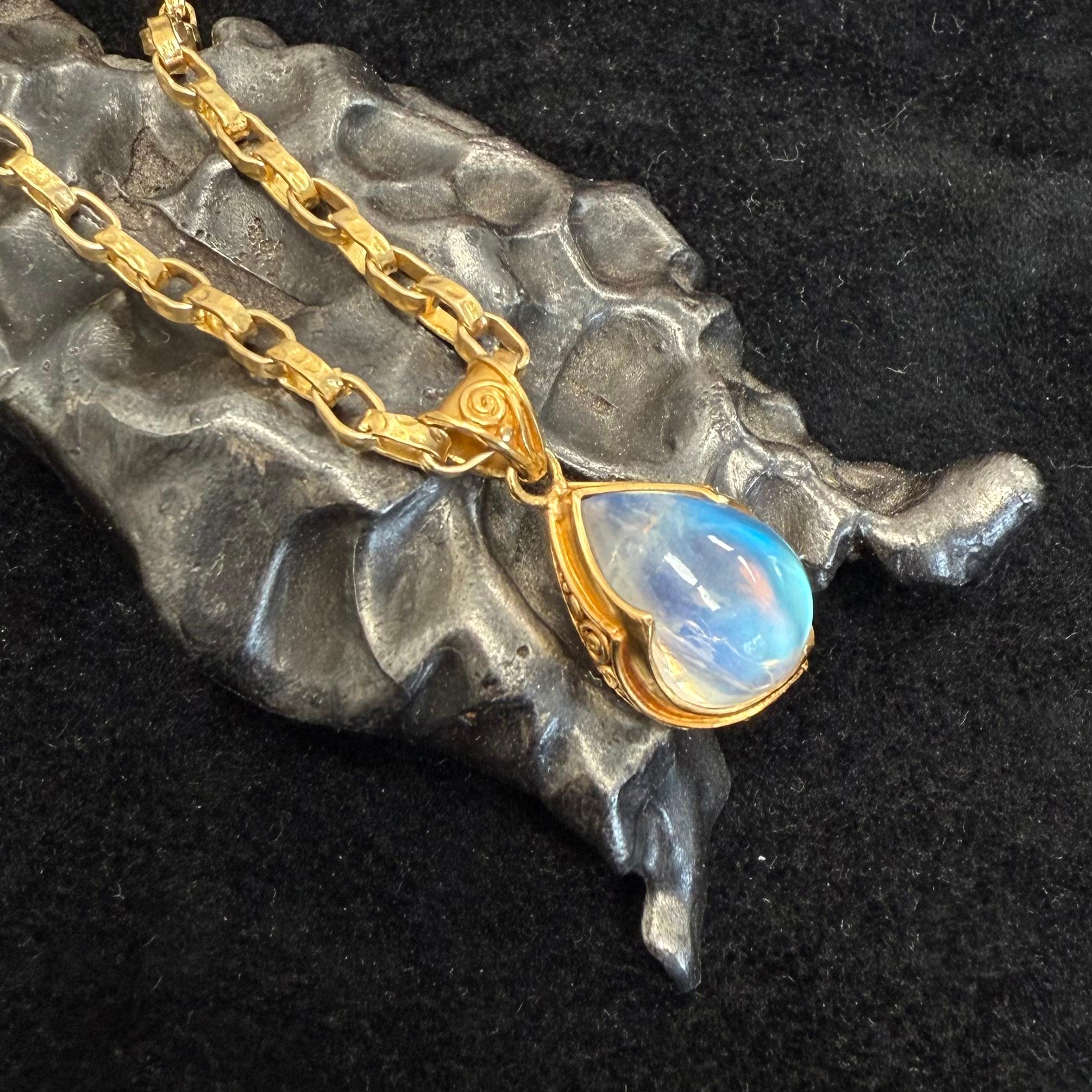 Pendentif en or 18 carats Steven Battelle 5,3 carats pierre de lune arc-en-ciel en vente 4