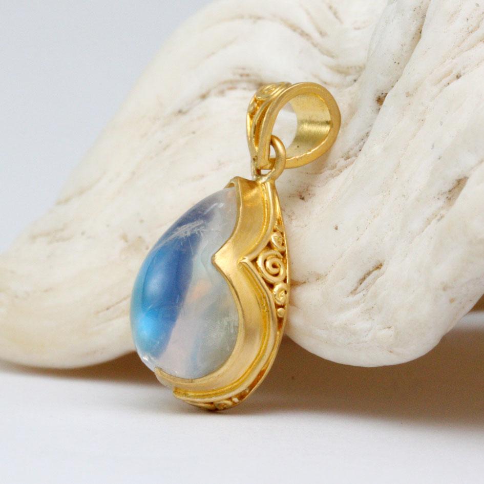 Contemporain Pendentif en or 18 carats Steven Battelle 5,3 carats pierre de lune arc-en-ciel en vente