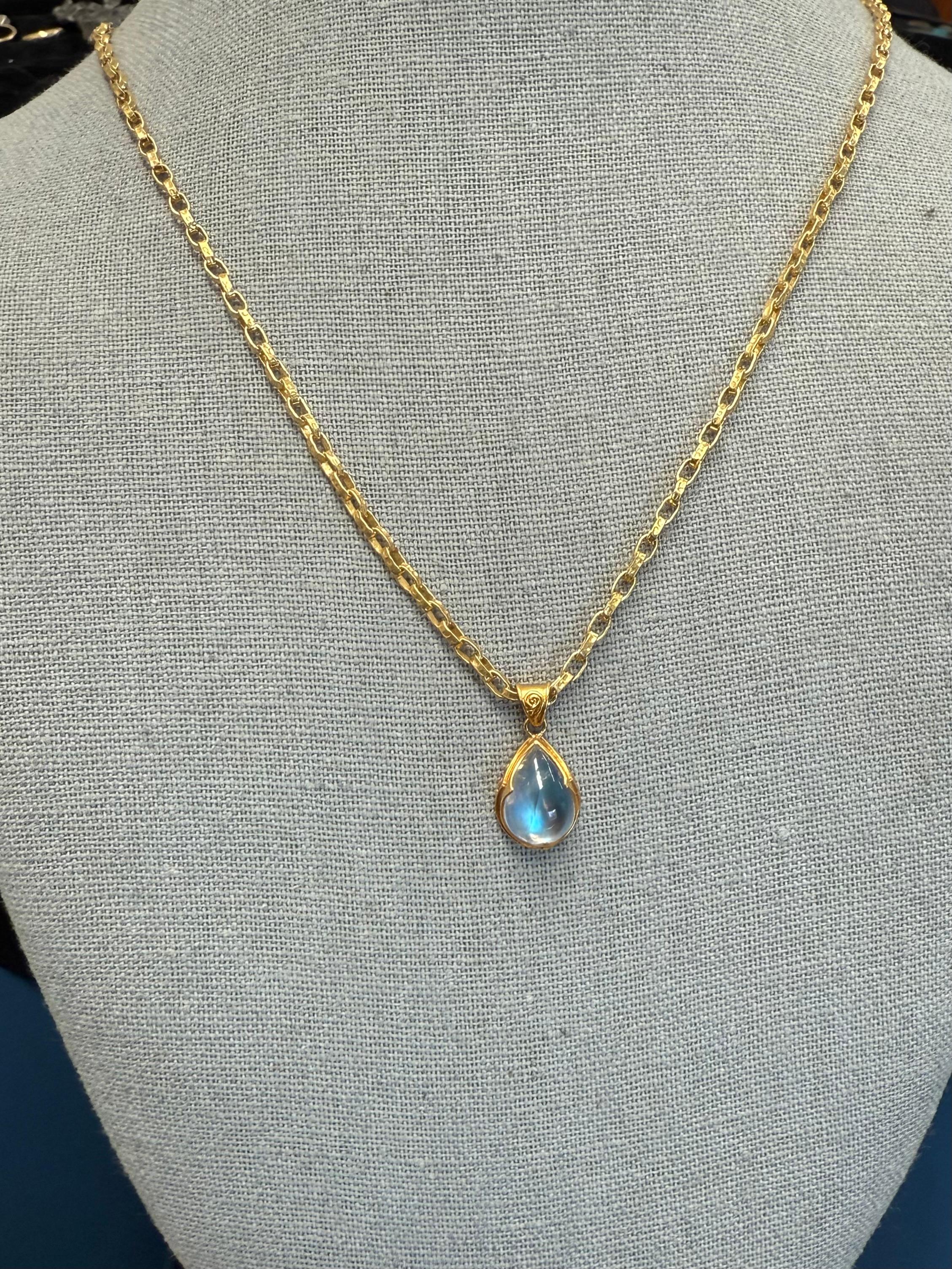Taille cabochon Pendentif en or 18 carats Steven Battelle 5,3 carats pierre de lune arc-en-ciel en vente